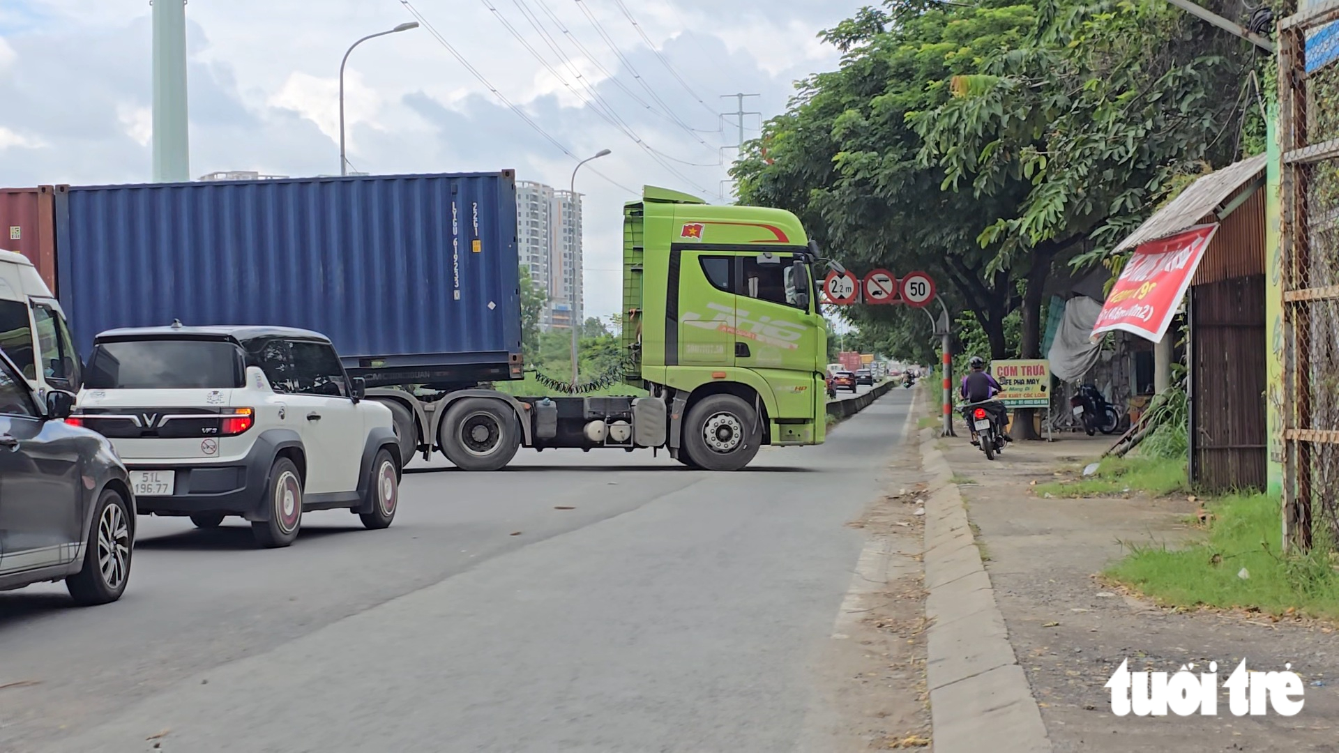 Bãi xe container lớn nhất đường Võ Chí Công vừa đóng lại tạm mở để di dời hàng hóa - Ảnh 11.
