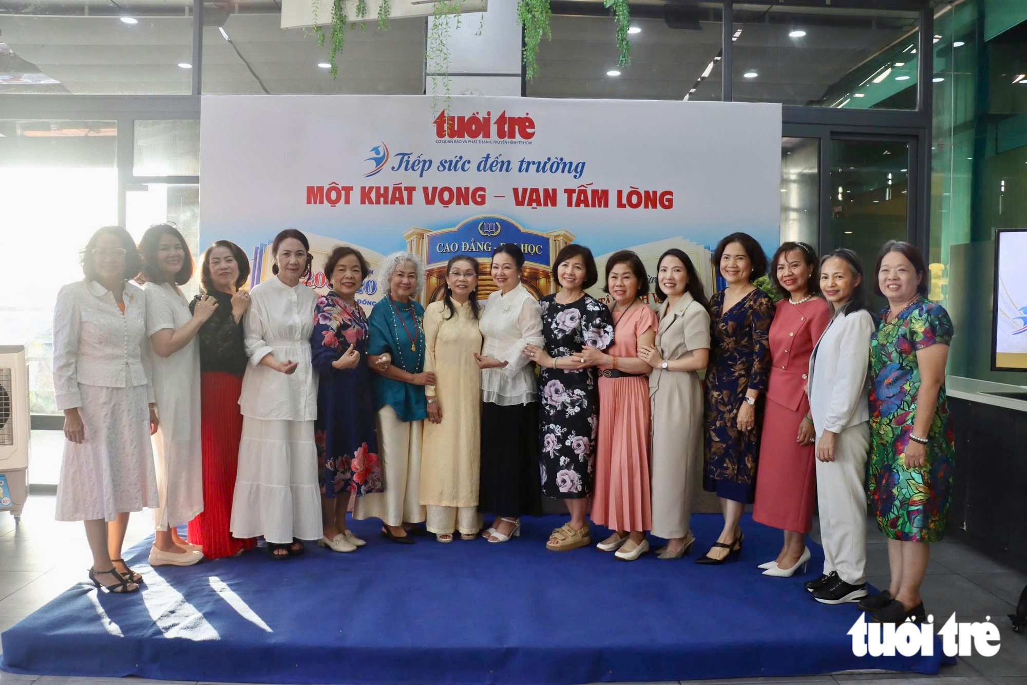 Nhà hảo tâm Quảng Nam - Đà Nẵng trao 1,5 tỉ đồng cho học bổng Tiếp sức đến trường - Ảnh 7.