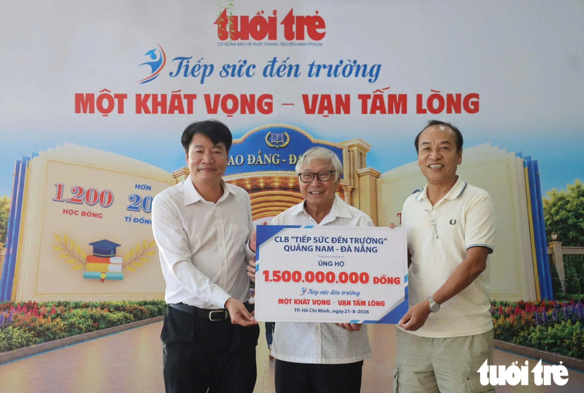Nhà hảo tâm Quảng Nam - Đà Nẵng trao 1,5 tỉ đồng cho học bổng Tiếp sức đến trường - Ảnh 1.