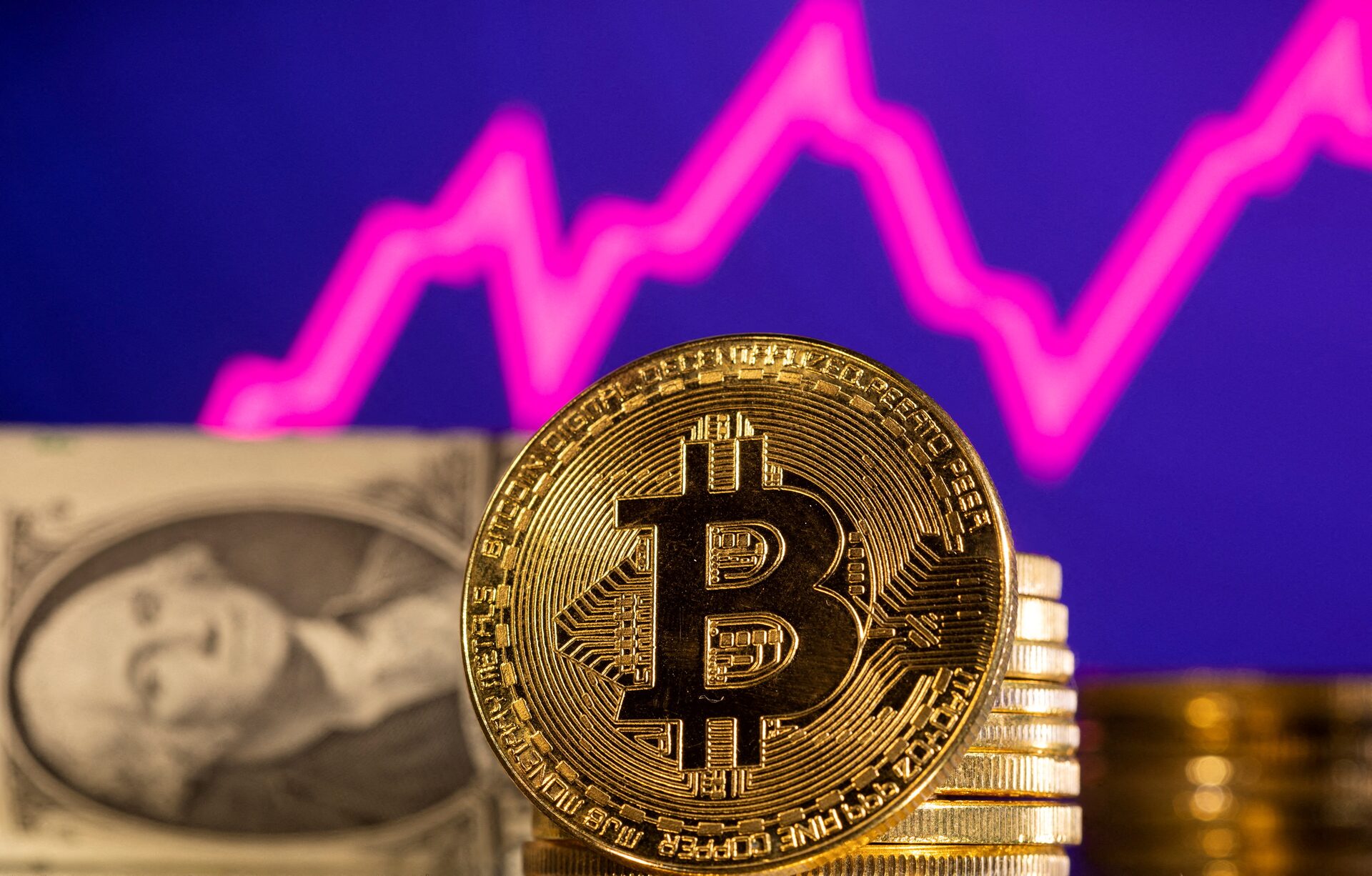 Đọc nhanh 21-8: Giá dầu vẫn tăng nóng, vàng vượt 4.500 USD; Bitcoin tăng mạnh - Ảnh 1.