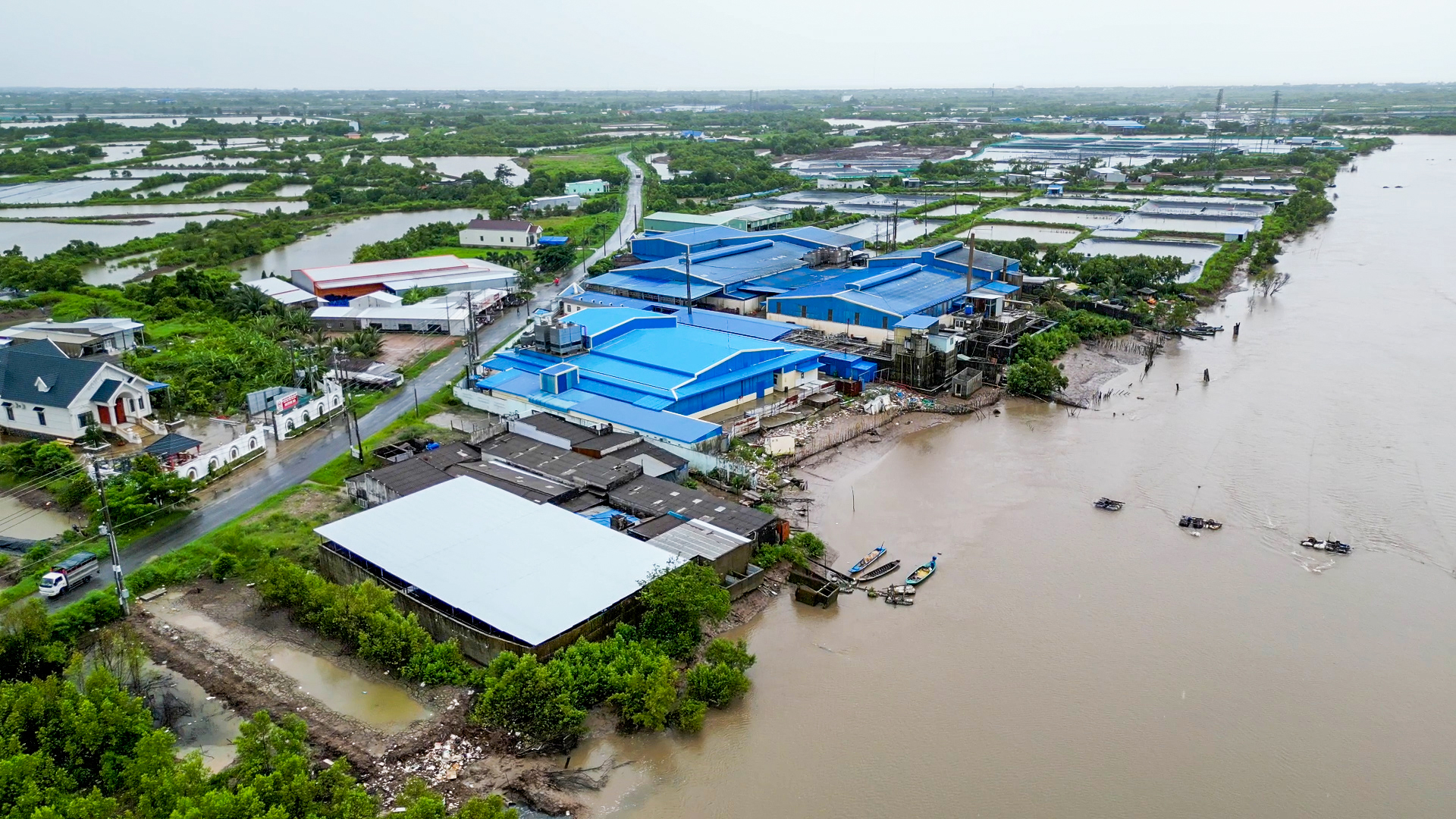 ‘Hà bá’ sông Gành Hào ‘nuốt’ đất, Cà Mau làm kè dài 2,5km chặn sóng dữ - Ảnh 2.