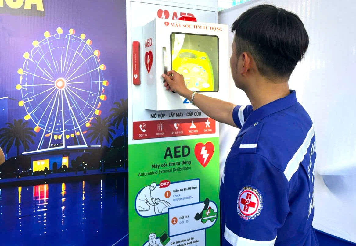 Lắp máy cấp cứu tim tại bờ biển, sân bay, trường học, khu dân cư - Ảnh 1.