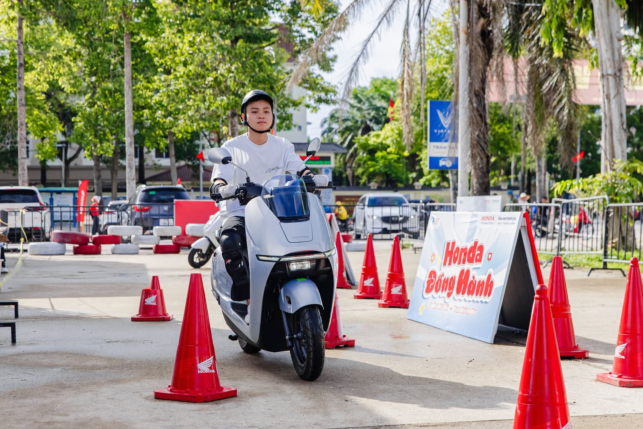 'Mọi người hay mua xe xăng là chính, xe máy điện là chiếc thứ hai, nhưng thực ra phải ngược lại' - Ảnh 2.
