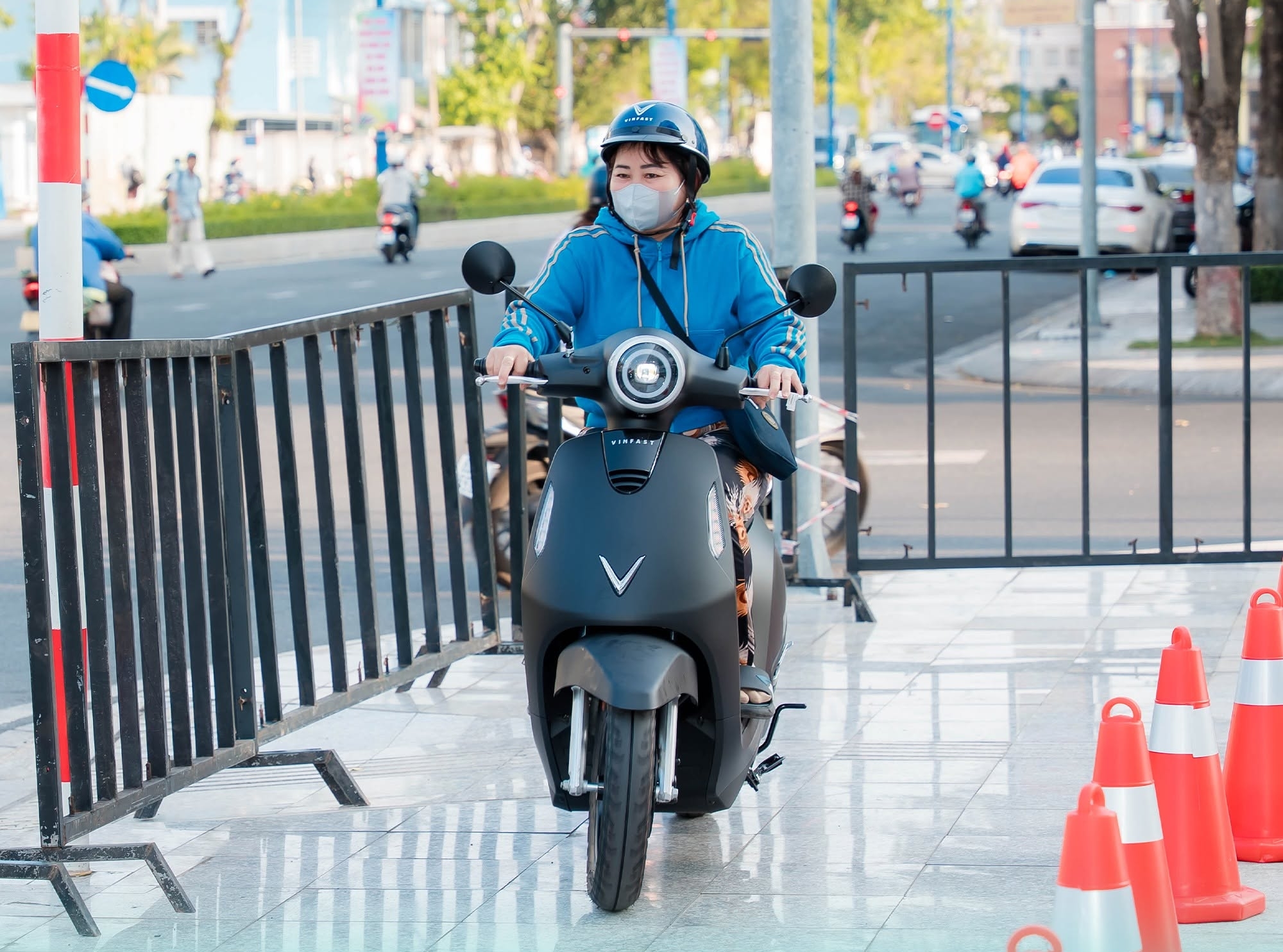 'Mọi người hay mua xe xăng là chính, xe máy điện là chiếc thứ hai, nhưng thực ra phải ngược lại' - Ảnh 4.