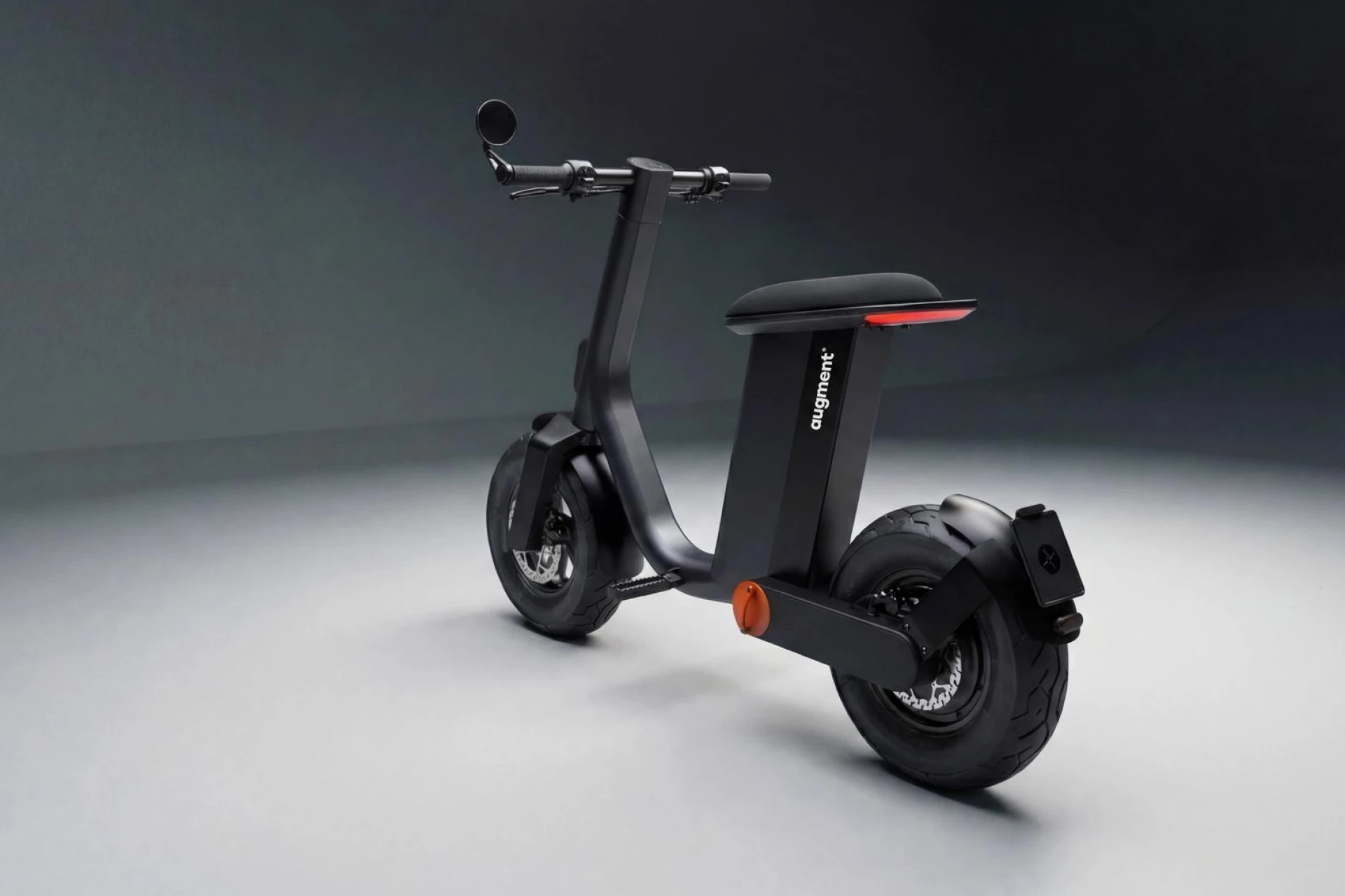 Xe máy điện không lo phải tìm chỗ đỗ: Lái như Vespa nhưng tiện như xe gấp, chỉ dài hơn nửa Honda SH - Ảnh 1.