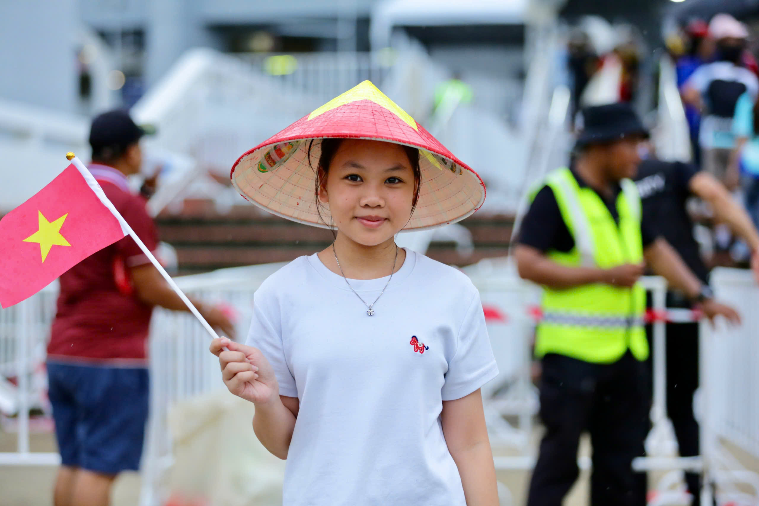 CĐV Việt Nam đội mưa đến sân cổ vũ tuyển Việt Nam đấu Thái Lan - Ảnh 5.