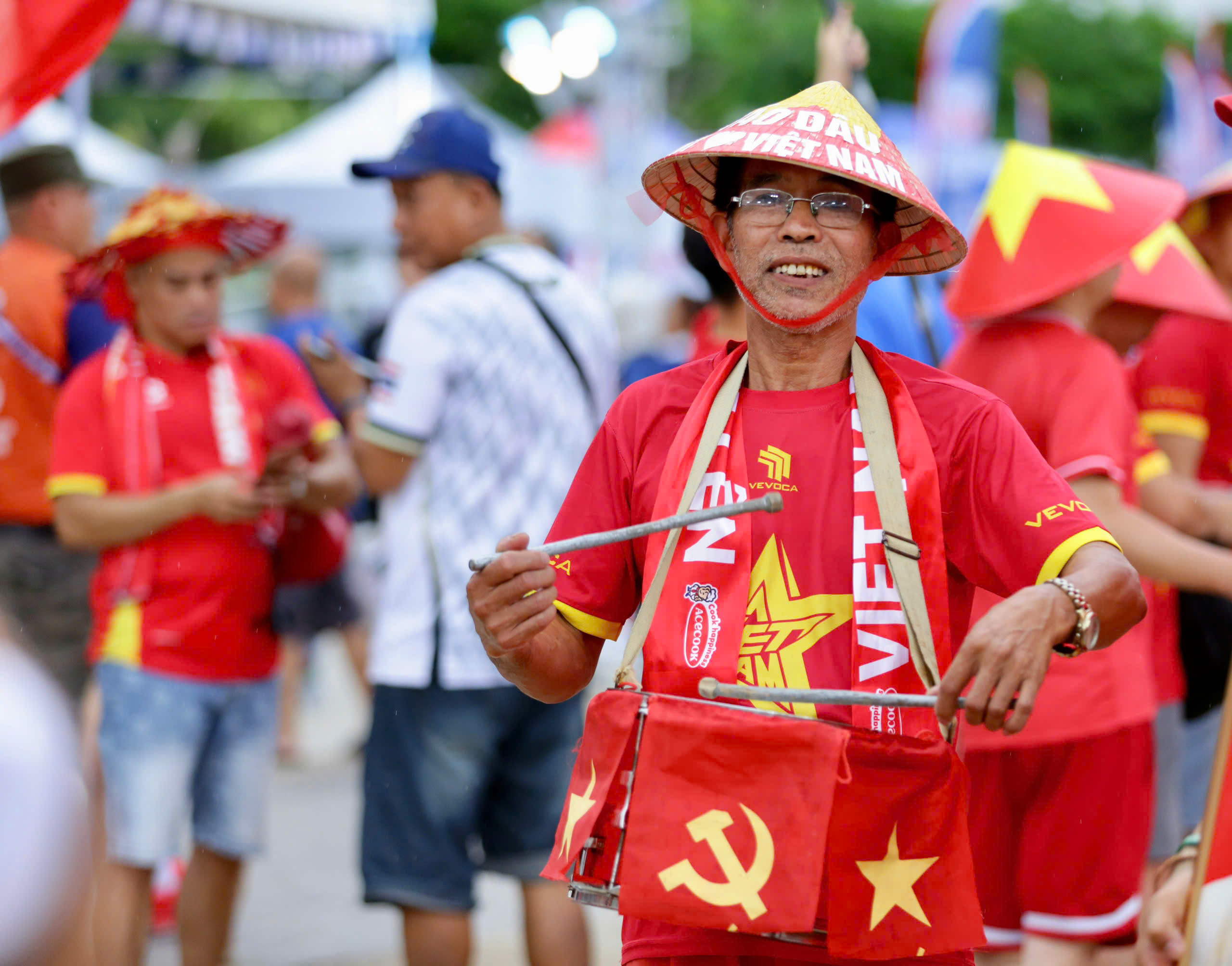 CĐV Việt Nam đội mưa đến sân cổ vũ tuyển Việt Nam đấu Thái Lan - Ảnh 1.
