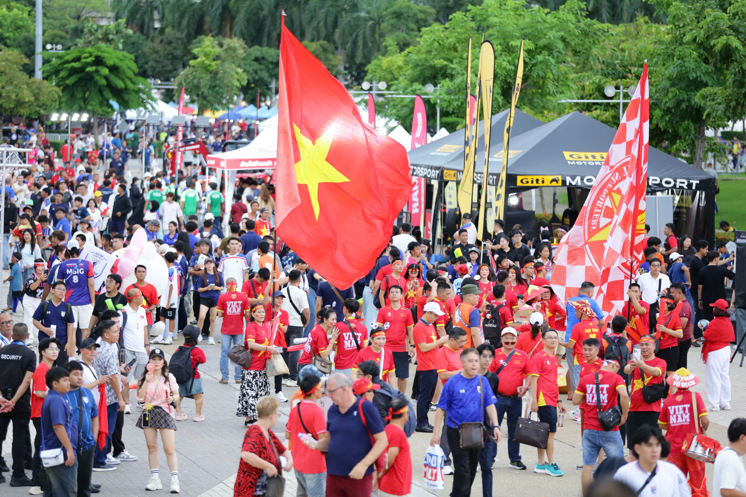 CĐV Việt Nam đội mưa đến sân cổ vũ tuyển Việt Nam đấu Thái Lan - Ảnh 7.