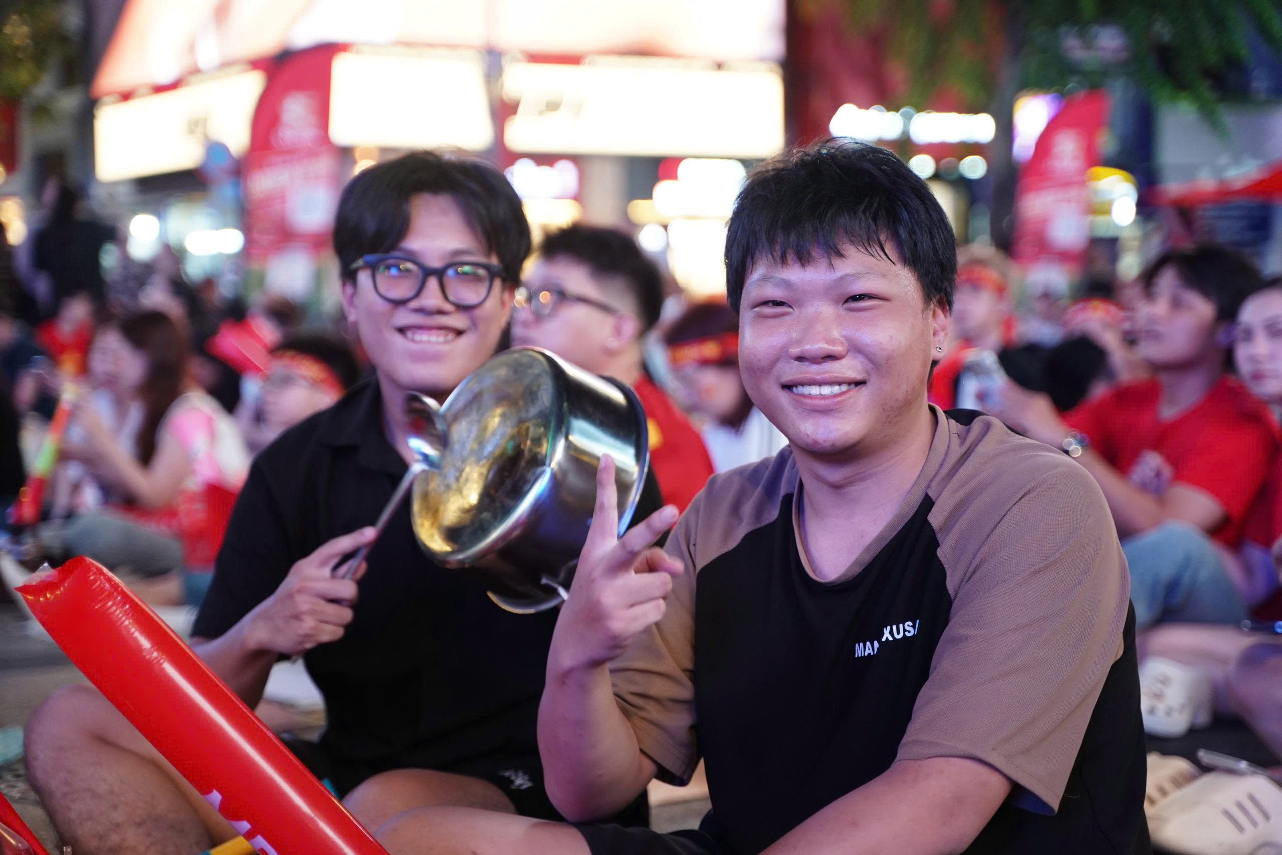 CĐV TP.HCM và Cần Thơ tưng bừng chờ tuyển Việt Nam chiến thắng Thái Lan - Ảnh 9.