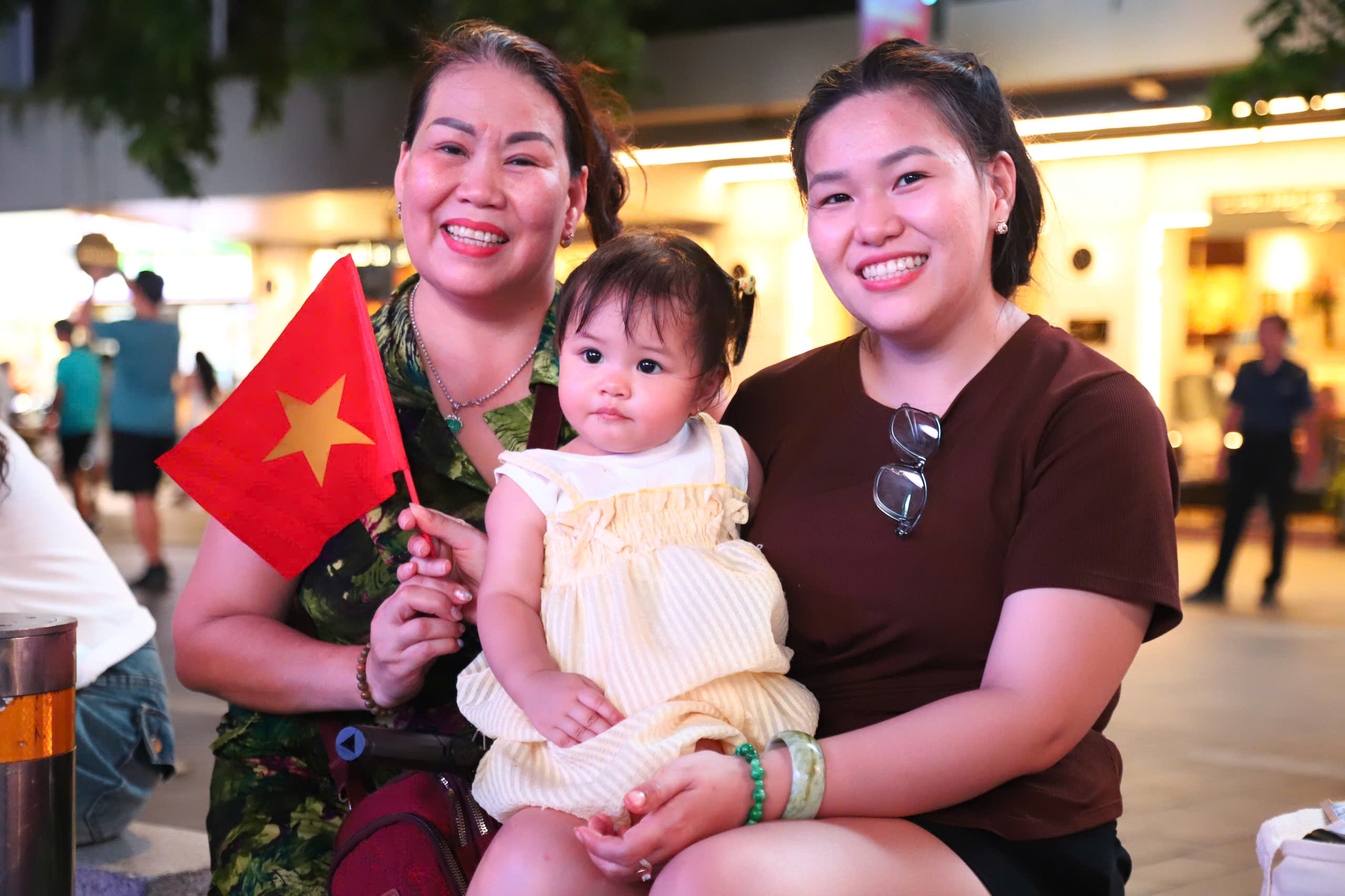 CĐV TP.HCM và Cần Thơ tưng bừng chờ tuyển Việt Nam chiến thắng Thái Lan - Ảnh 7.