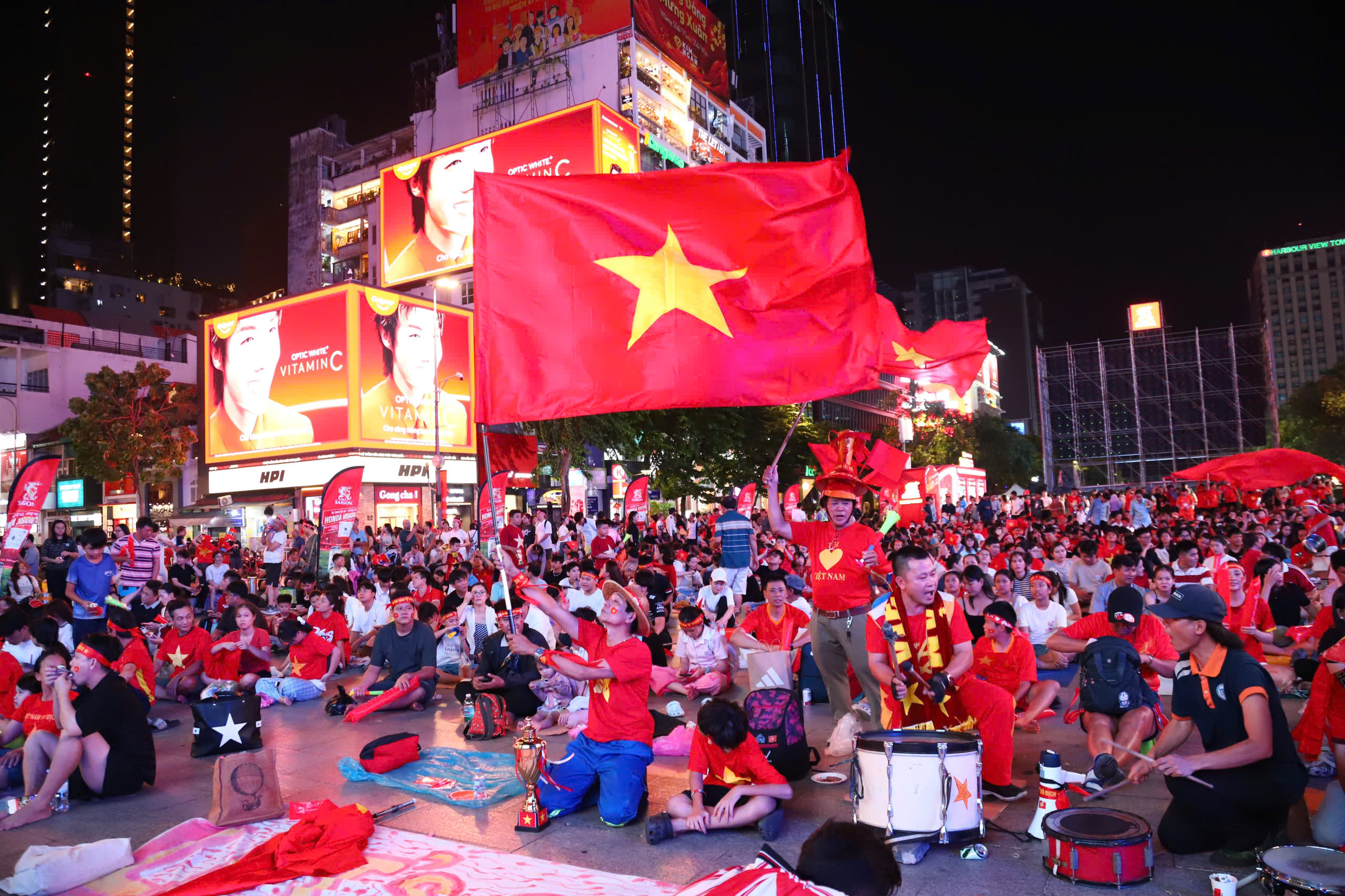 CĐV TP.HCM và Cần Thơ tưng bừng chờ tuyển Việt Nam chiến thắng Thái Lan - Ảnh 1.