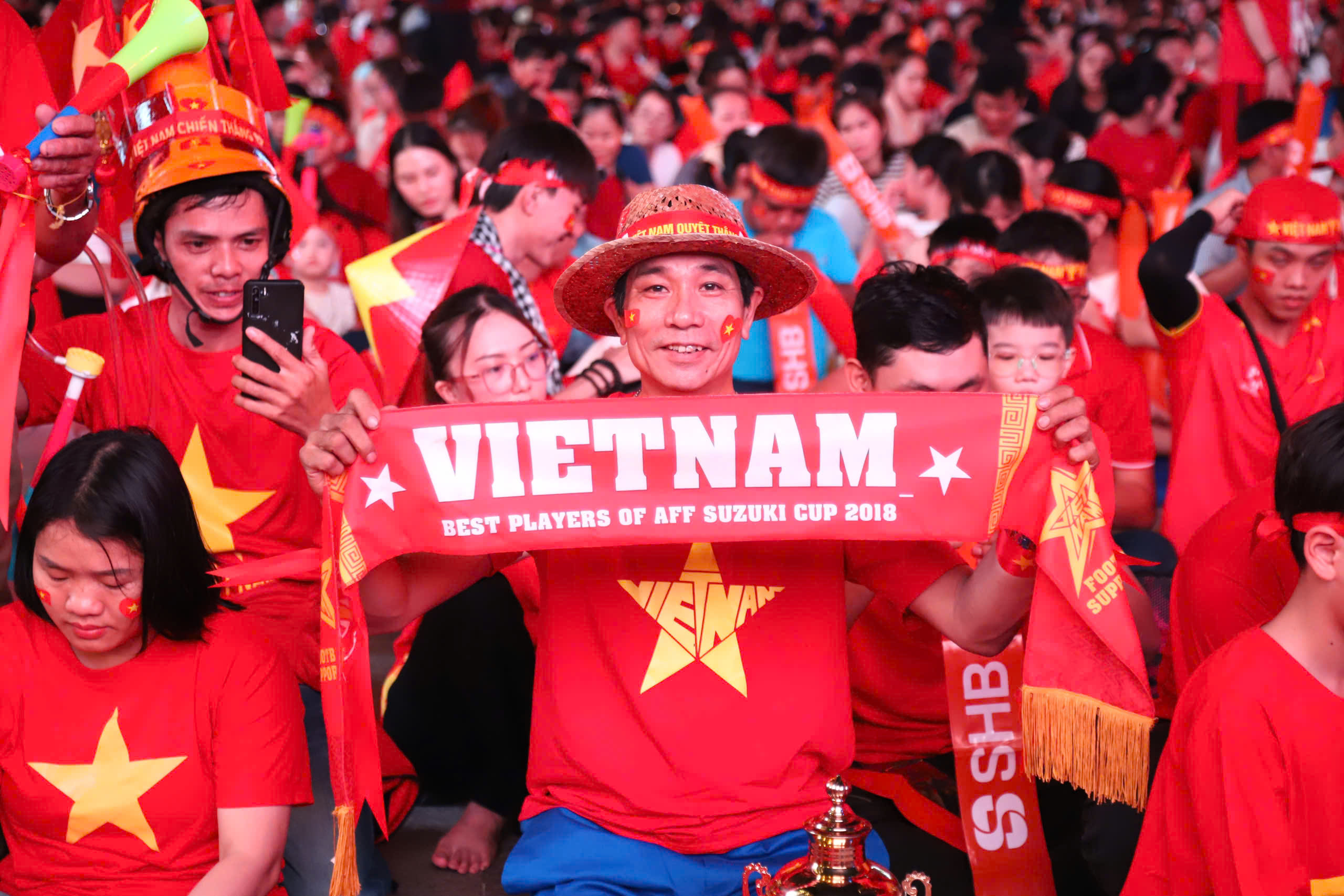 CĐV TP.HCM và Cần Thơ tưng bừng chờ tuyển Việt Nam chiến thắng Thái Lan - Ảnh 2.