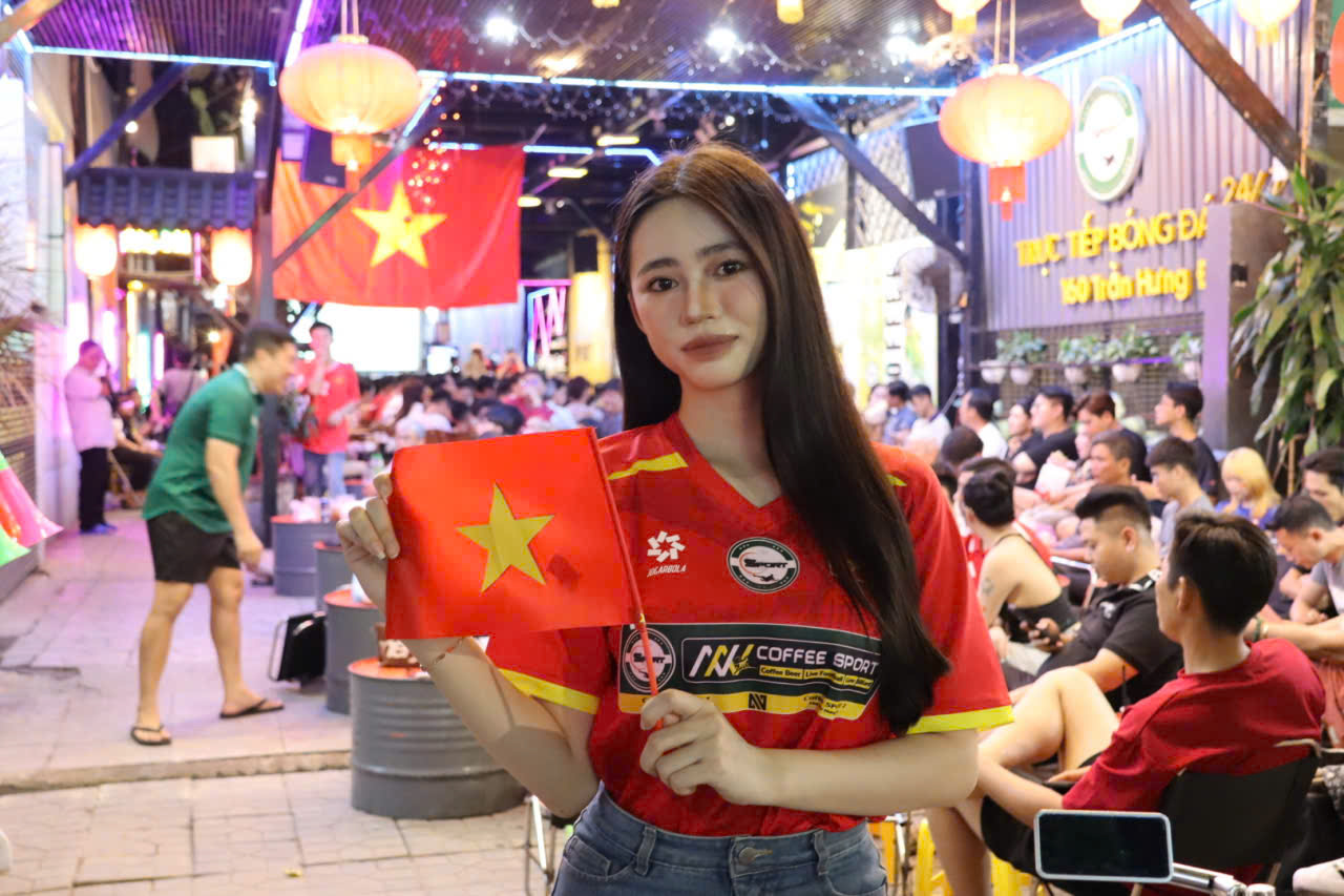 CĐV TP.HCM và Cần Thơ tưng bừng chờ tuyển Việt Nam chiến thắng Thái Lan - Ảnh 13.