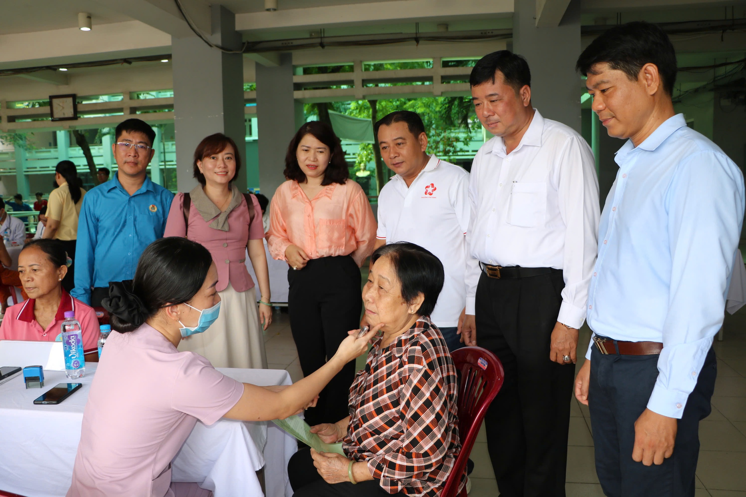 Phường Phú Định, TP.HCM tăng tốc 20 ngày đêm, tổ chức khám sức khỏe toàn dân tại khu dân cư, nhà trọ - Ảnh 3.