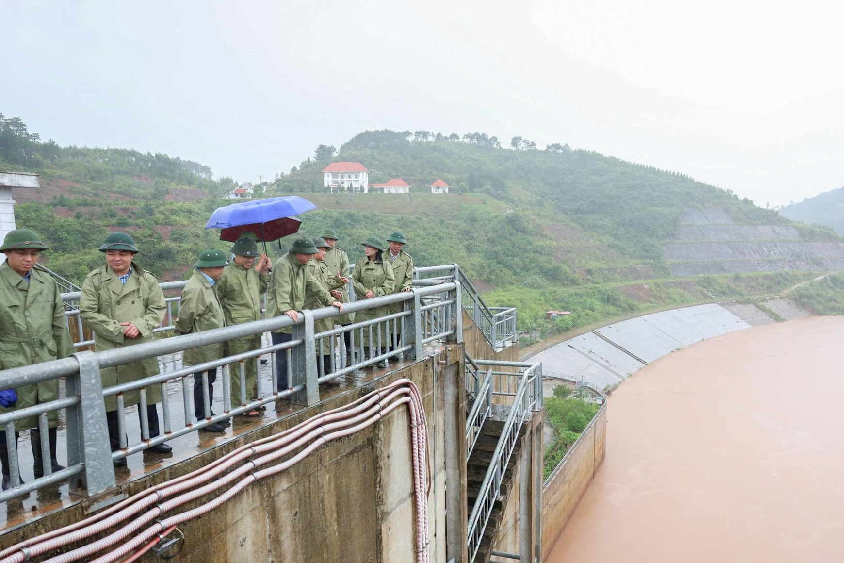 Bão số 4 gây mưa lớn ở Lạng Sơn, Bắc Ninh: Công an, quân đội lội nước giúp dân chạy lũ - Ảnh 5.