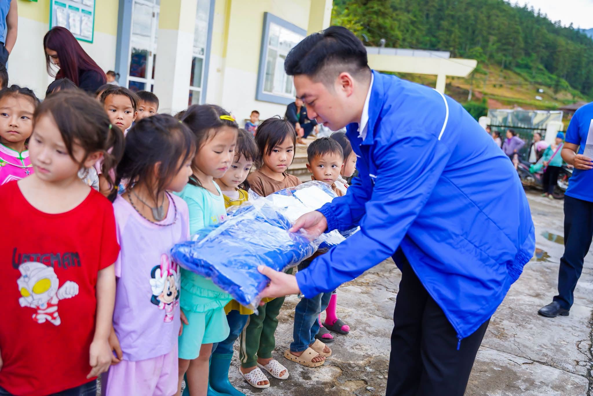 Tuổi trẻ TP.HCM gửi hơi ấm đến vùng cao, trao niềm tin nơi biên giới, biển đảo - Ảnh 4.