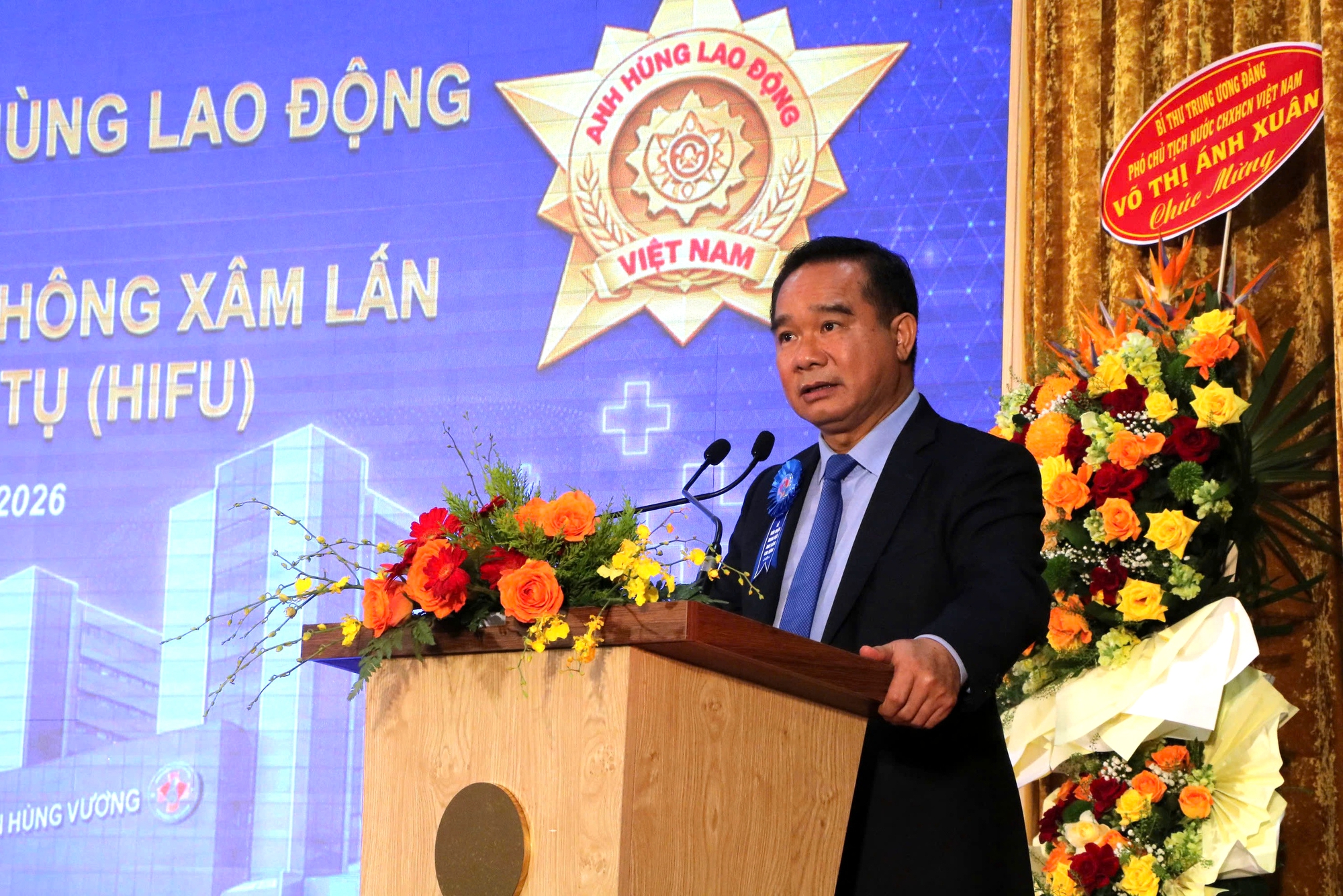 Chủ tịch UBND TP.HCM: Thành tựu của Bệnh viện Hùng Vương là kết tinh của trí tuệ và lòng nhân ái - Ảnh 1.