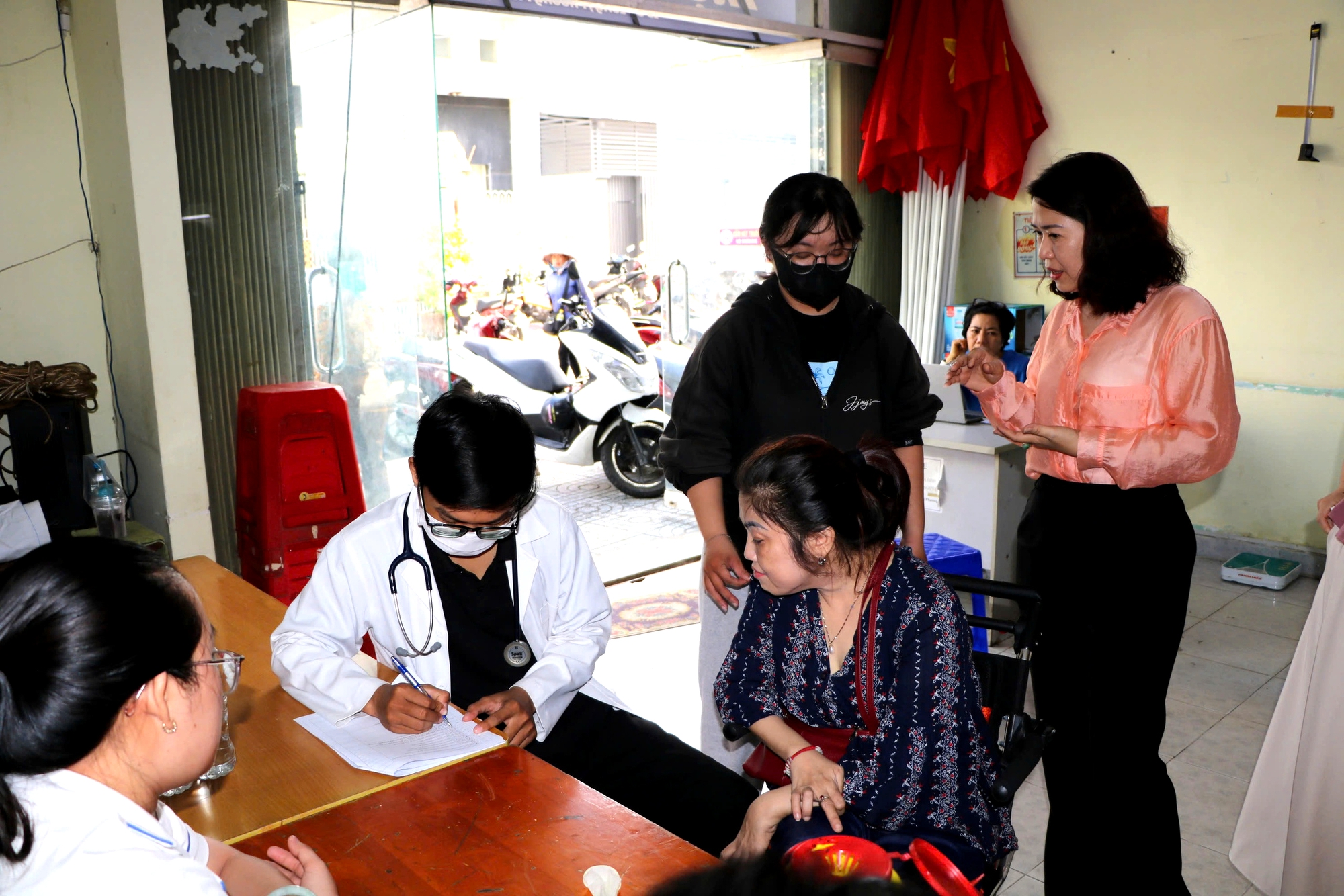 Phường Phú Định, TP.HCM tăng tốc 20 ngày đêm, tổ chức khám sức khỏe toàn dân tại khu dân cư, nhà trọ - Ảnh 2.
