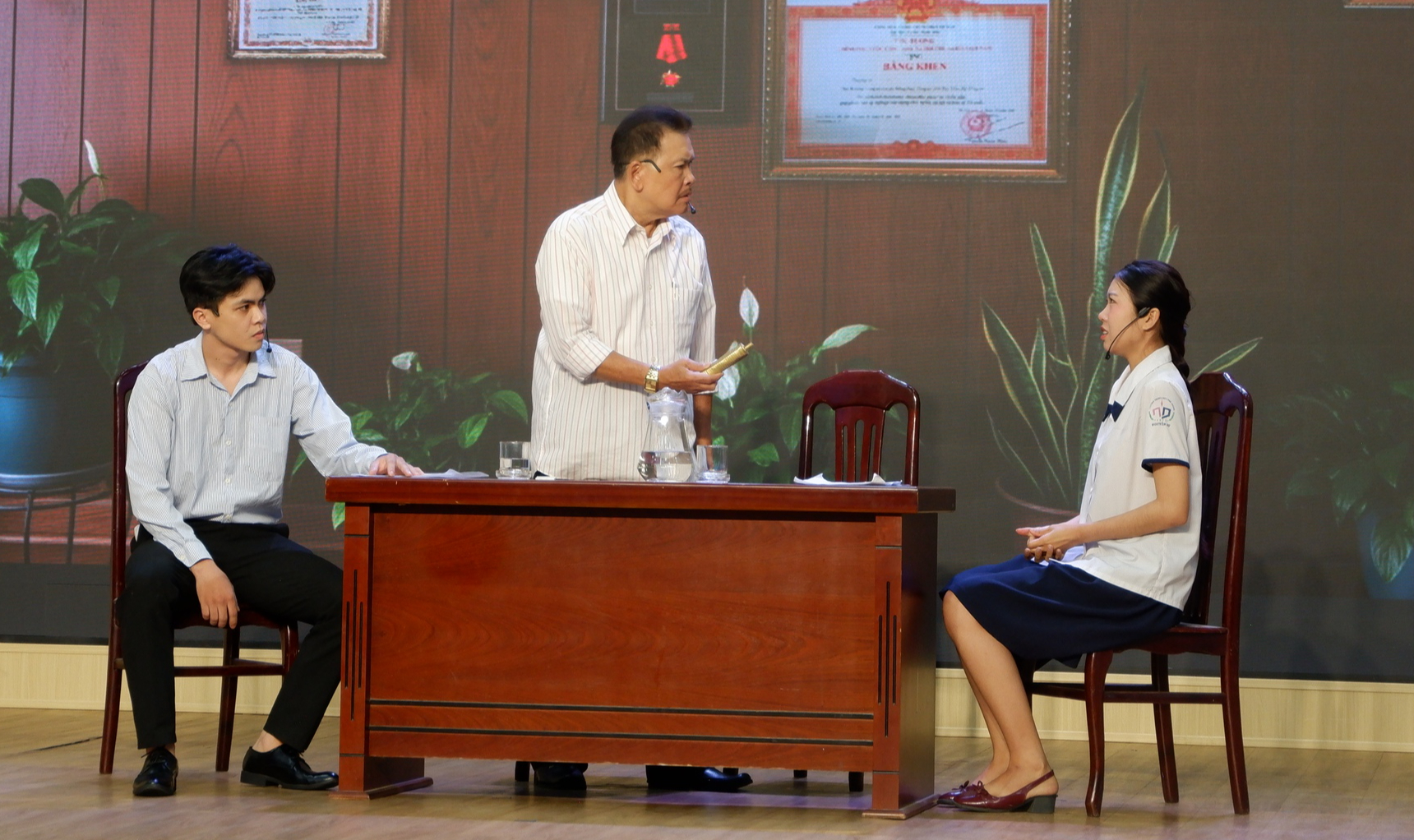Diễn viên Hữu Nghĩa diễn tiểu phẩm về thuốc lá điện tử để truyền thông phòng chống ma túy - Ảnh 1.