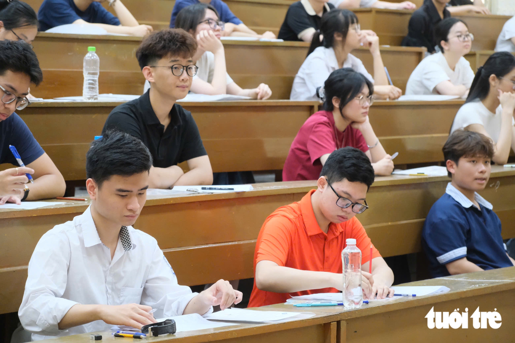 Bộ Giáo dục hướng dẫn bố trí bàn ghế cho học sinh cao trên 1m75 - Ảnh 1.