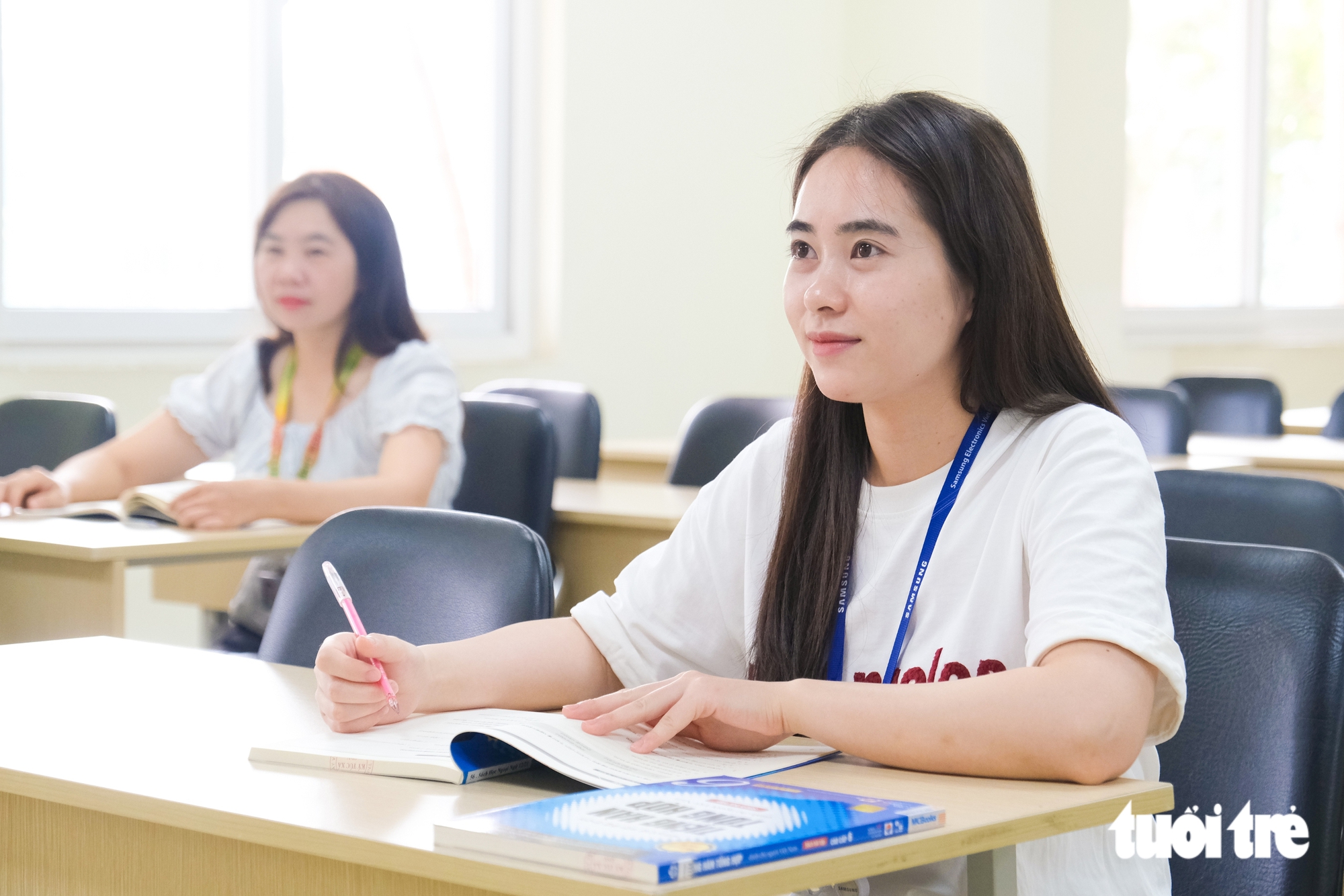 Tan ca không vội nghỉ, công nhân học tiếng Hàn, tiếng Trung, kỳ vọng tăng thu nhập - Ảnh 1.