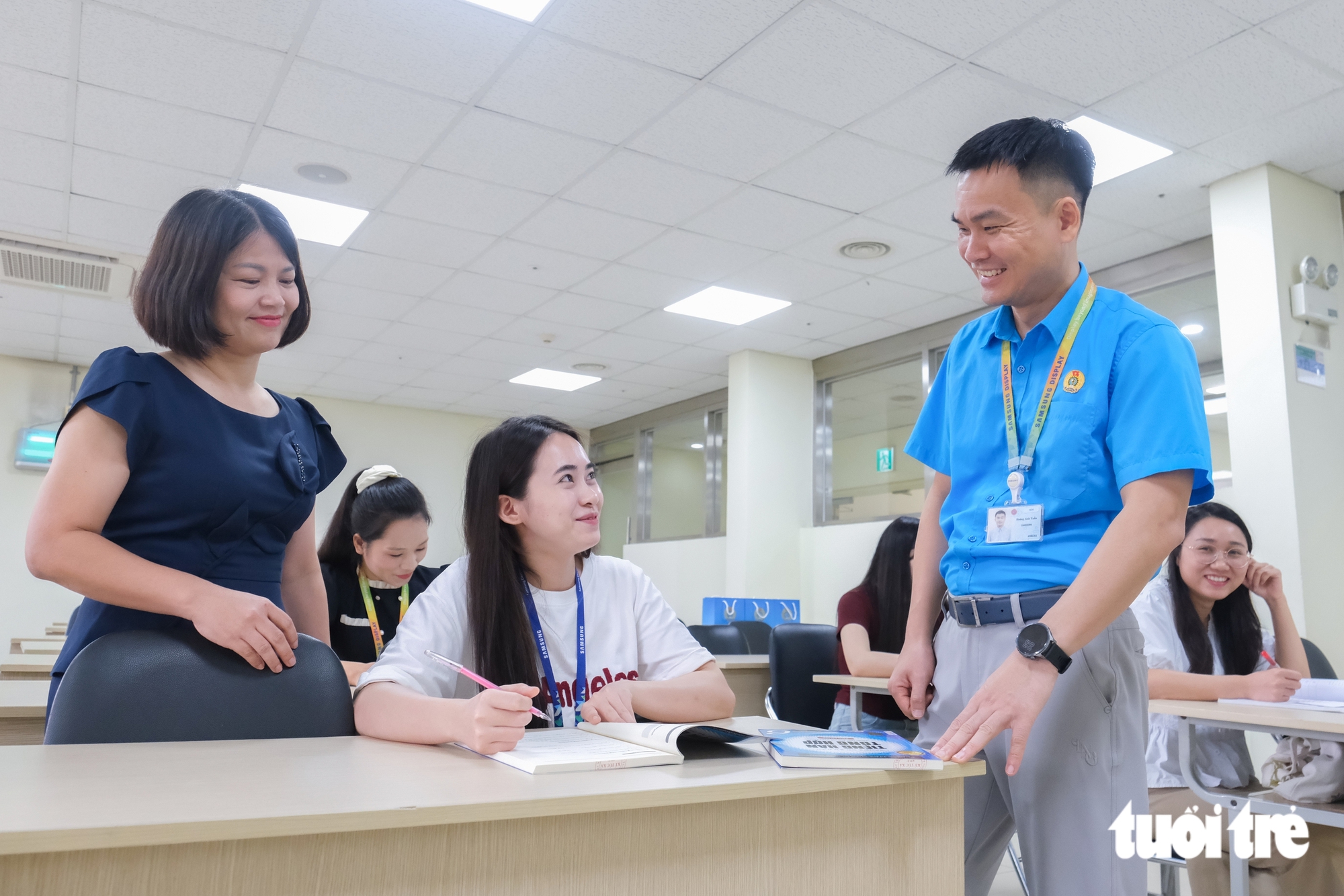 Tan ca không vội nghỉ, công nhân học tiếng Hàn, tiếng Trung, kỳ vọng tăng thu nhập - Ảnh 2.
