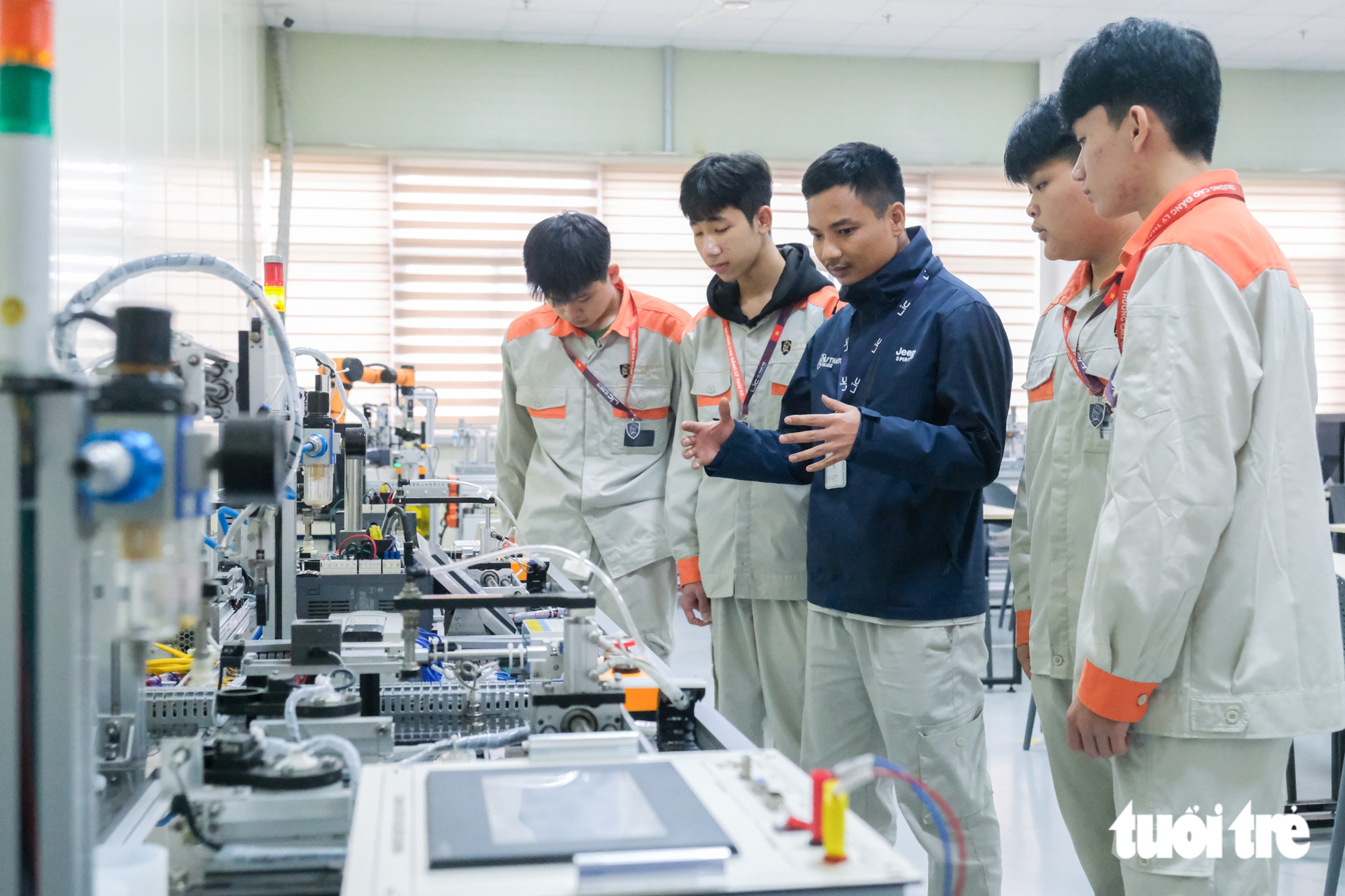Tan ca không vội nghỉ, công nhân học tiếng Hàn, tiếng Trung, kỳ vọng tăng thu nhập - Ảnh 4.