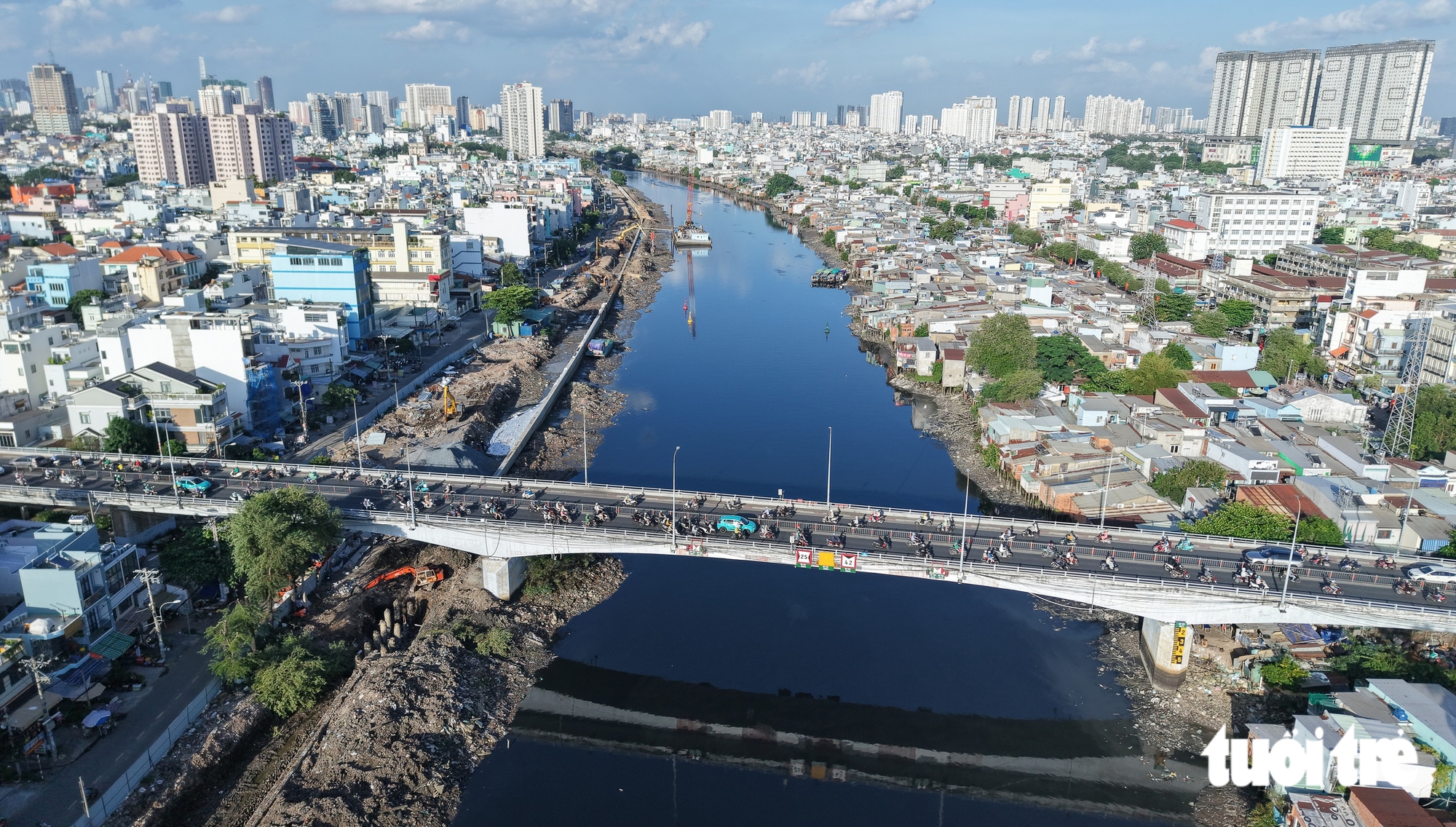 Toàn cảnh bờ Nam kênh Đôi: Hàng ngàn căn nhà chông chênh chờ giải tỏa - Ảnh 1.