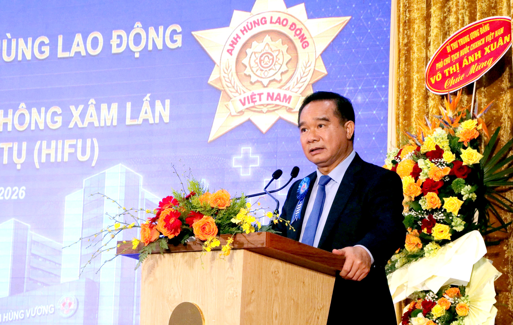 Chủ tịch UBND TP.HCM: Thành tựu của Bệnh viện Hùng Vương là kết tinh của trí tuệ và lòng nhân ái - Ảnh 2.