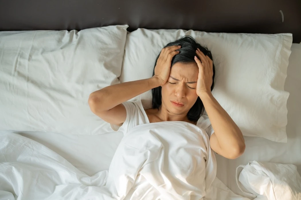 Ngủ đủ giấc nhưng thức dậy vẫn đau đầu: Vì sao? - Ảnh 1.