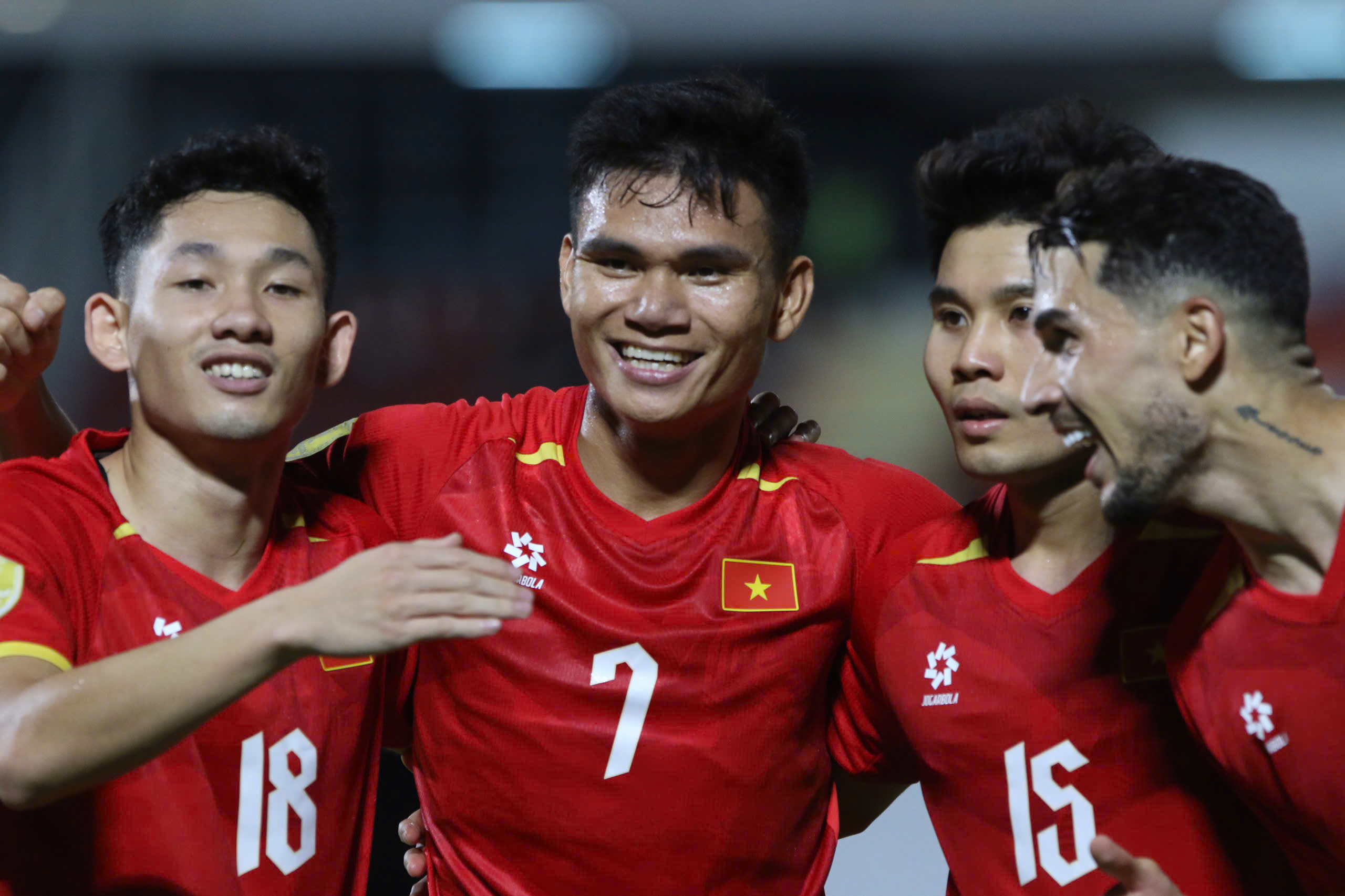 Việt Nam thắng Thái Lan 100% trên sân Rajamangala tại chung kết ASEAN Cup - Ảnh 2.