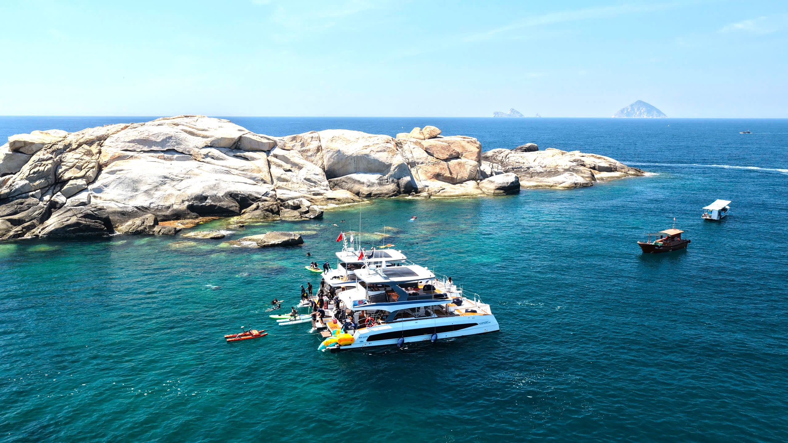 Chơi lễ ở Nha Trang dịp 2-9: Đi du thuyền ra vịnh Nha Trang để freediving và lặn ngắm san hô - Ảnh 1.