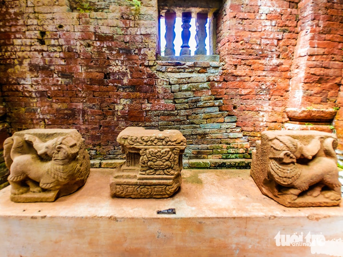 Getting lost in the sacred valley of Vietnam’ My Son Sanctuary, where ancient bricks tell a thousand-year story - Ảnh 8.