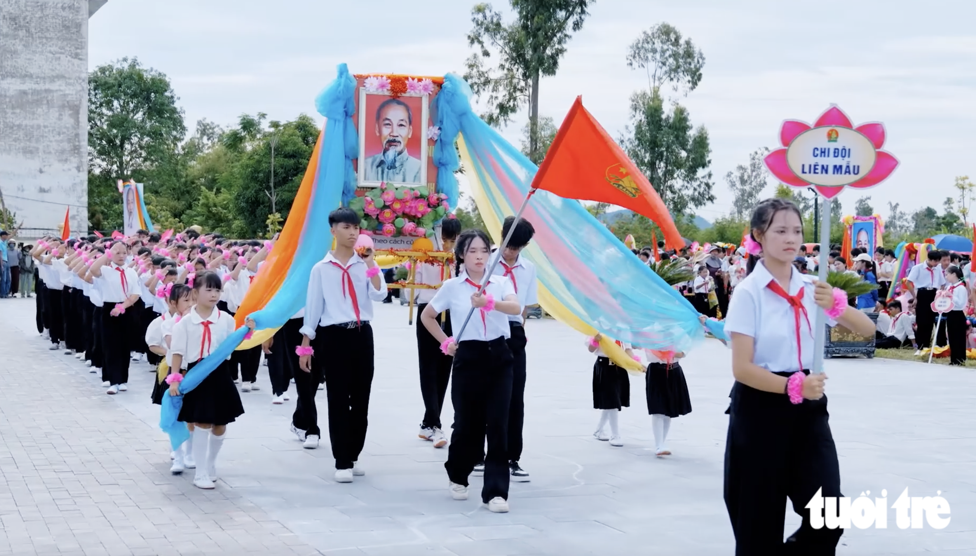 Hàng ngàn thiếu nhi tạo hình Tổ quốc giữa quê hương Bác Hồ - Ảnh 6.