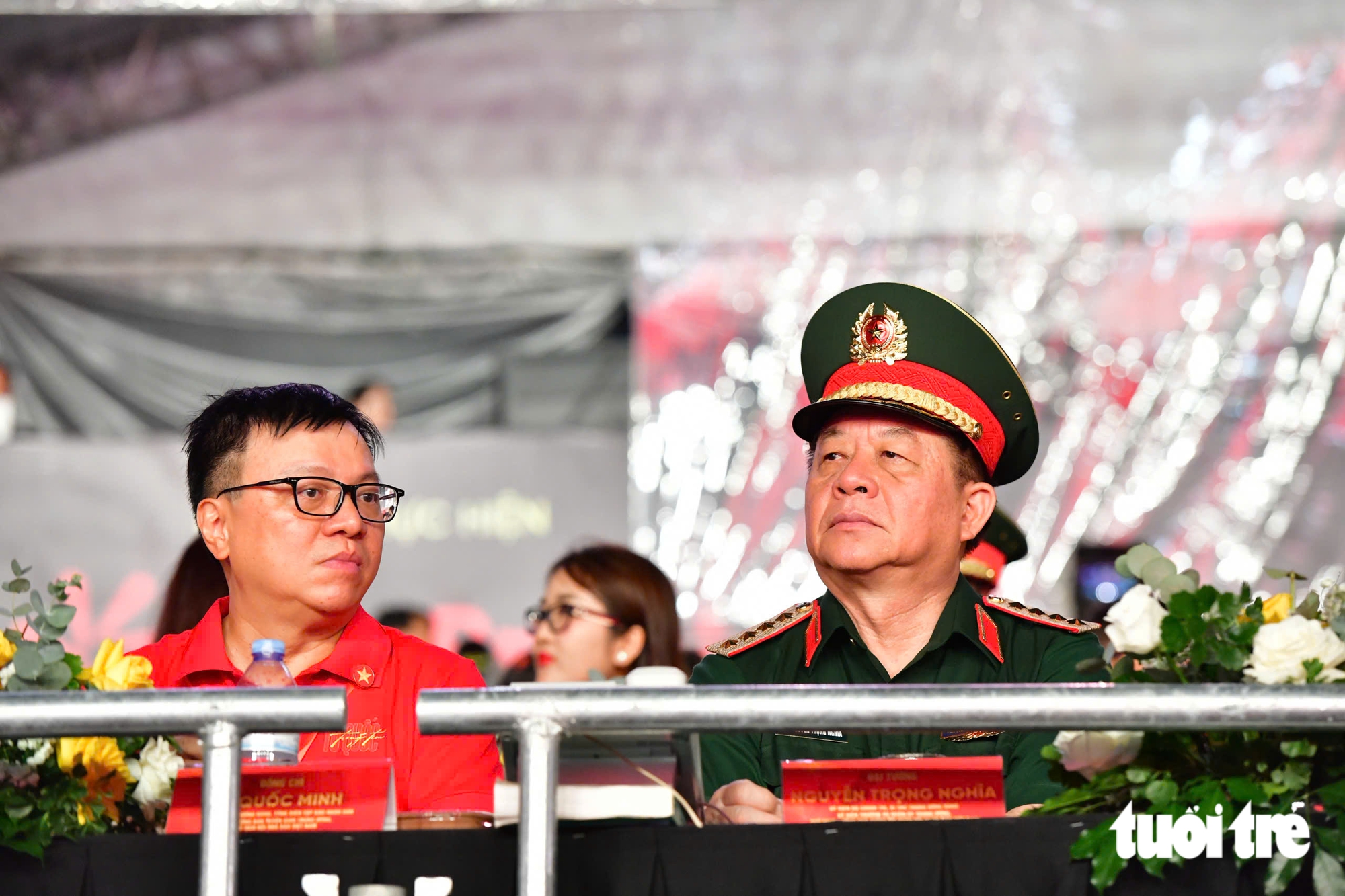 Mưa lớn không ngăn được 40.000 khán giả: 'Tổ quốc trong tim' bắt đầu dưới rợp trời cờ đỏ - Ảnh 2.