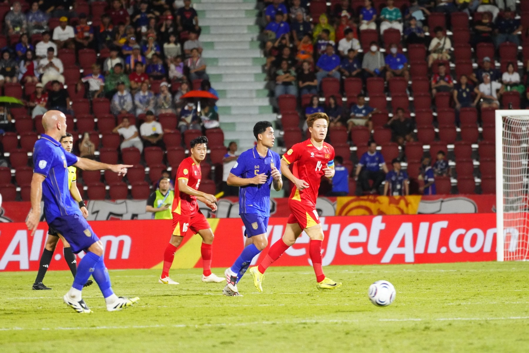 Thắng Thái Lan lượt đi chung kết ASEAN Cup, cờ Việt Nam rực đỏ Bangkok - Ảnh 1.