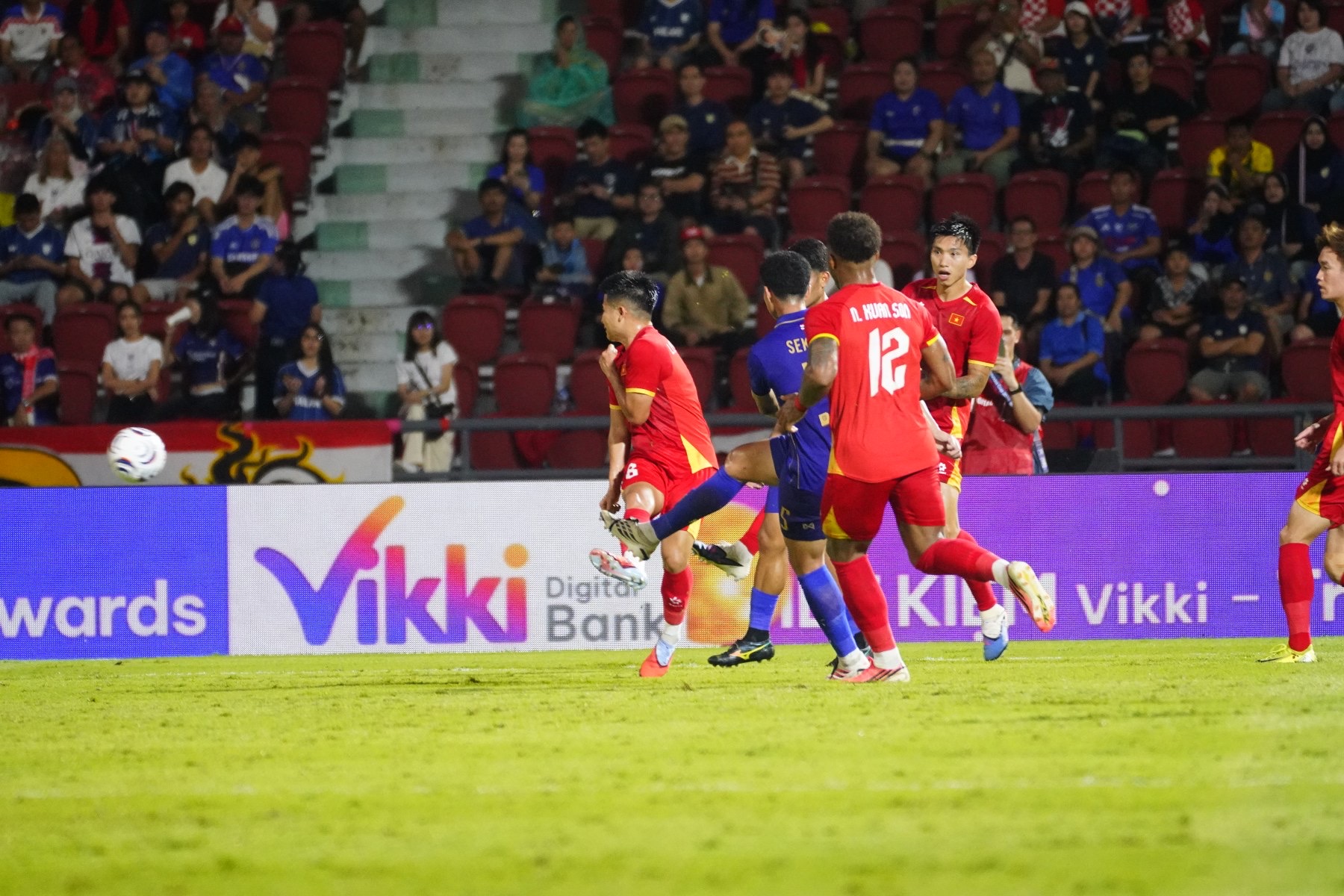 Thắng Thái Lan lượt đi chung kết ASEAN Cup, cờ Việt Nam rực đỏ Bangkok - Ảnh 2.