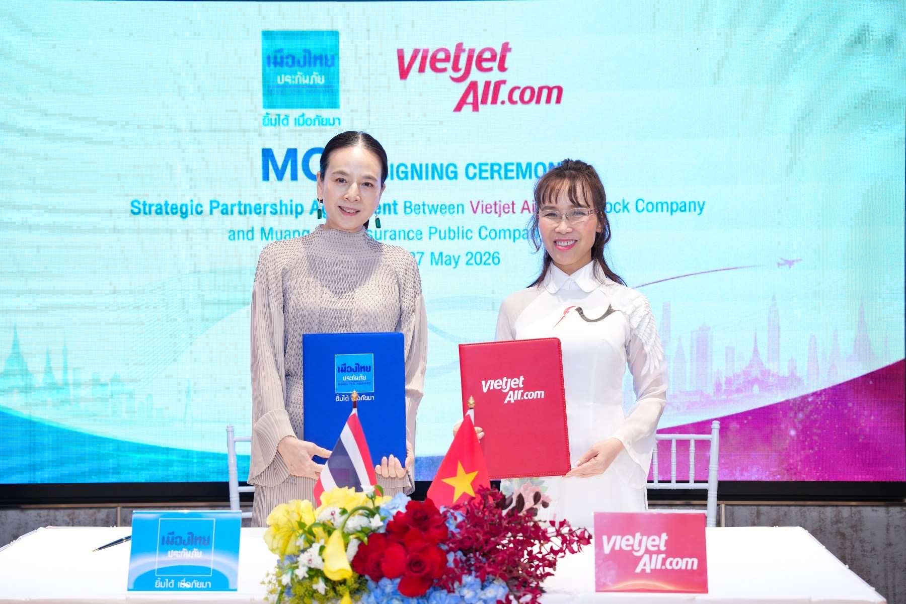 Thắng Thái Lan lượt đi chung kết ASEAN Cup, cờ Việt Nam rực đỏ Bangkok - Ảnh 4.