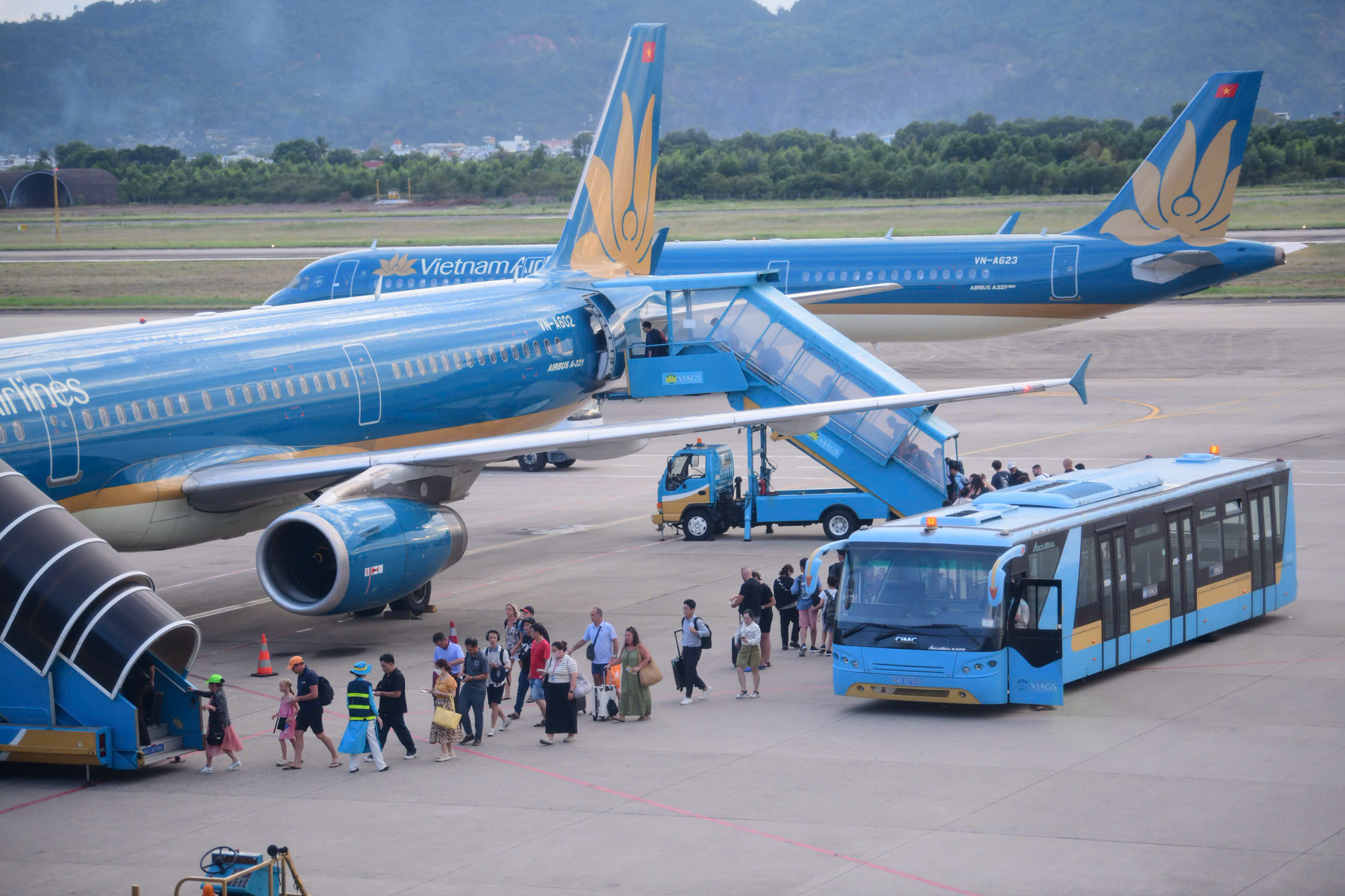 Vé máy bay dịp 2 - 9 vẫn còn nhiều , sân bay tăng chuyến đêm Tết 2027 - Ảnh 1.