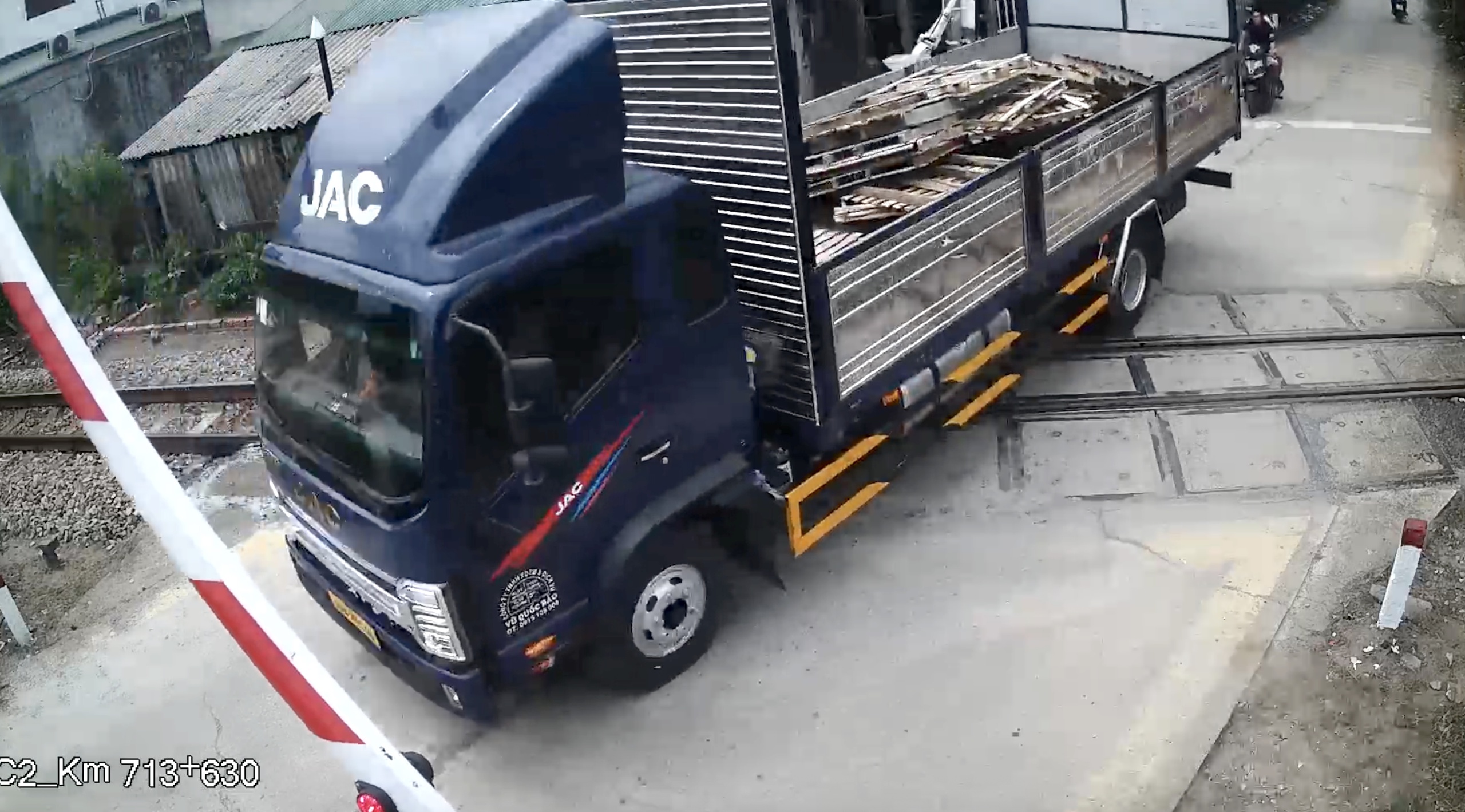 Vượt đèn đỏ rồi làm gãy luôn thanh chắn đường sắt, tài xế xe tải bị phạt 41,5 triệu đồng - Ảnh 1.