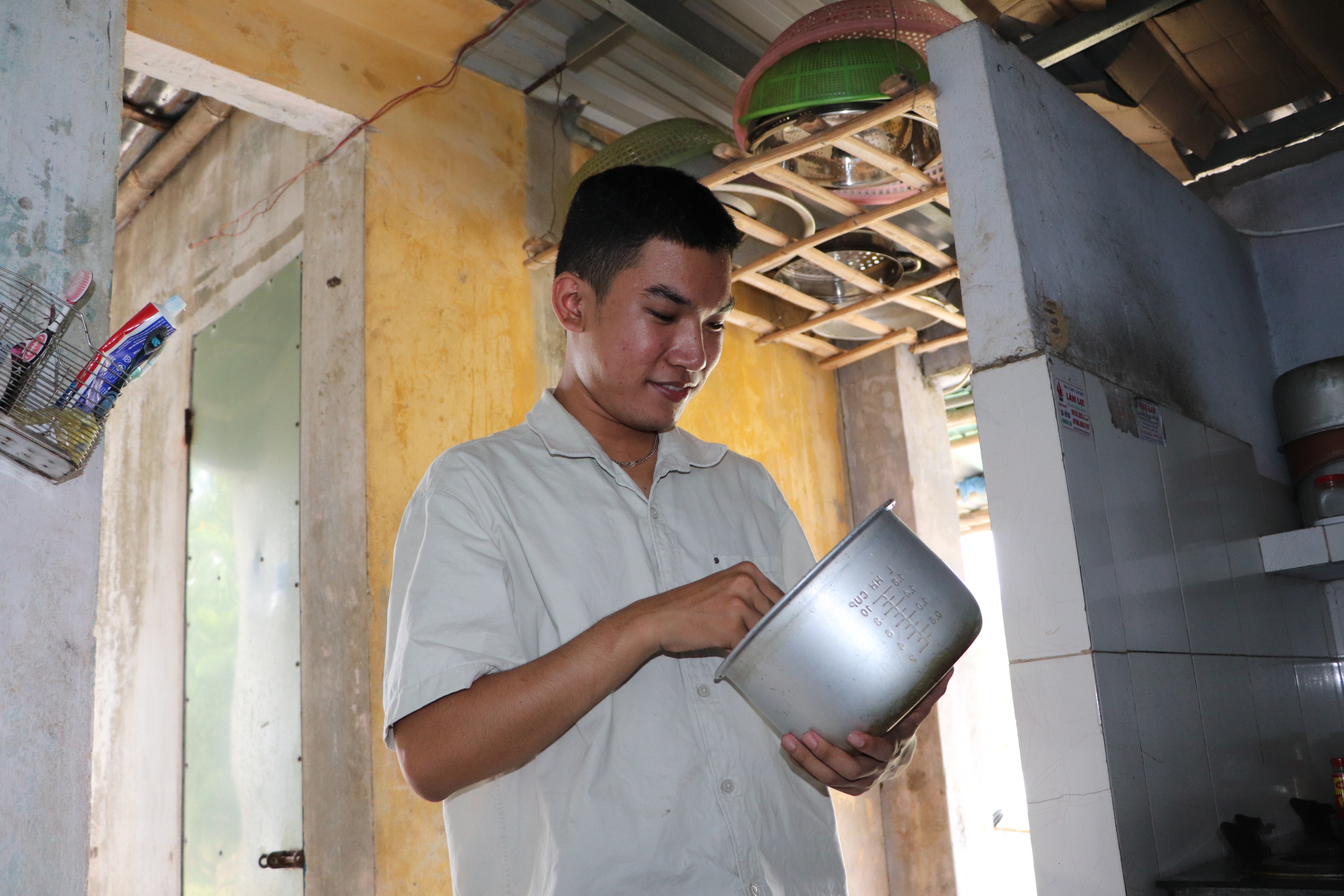 Mồ côi cha, theo mẹ bán ve chai trúng tuyển Đại học Fulbright - Ảnh 5.