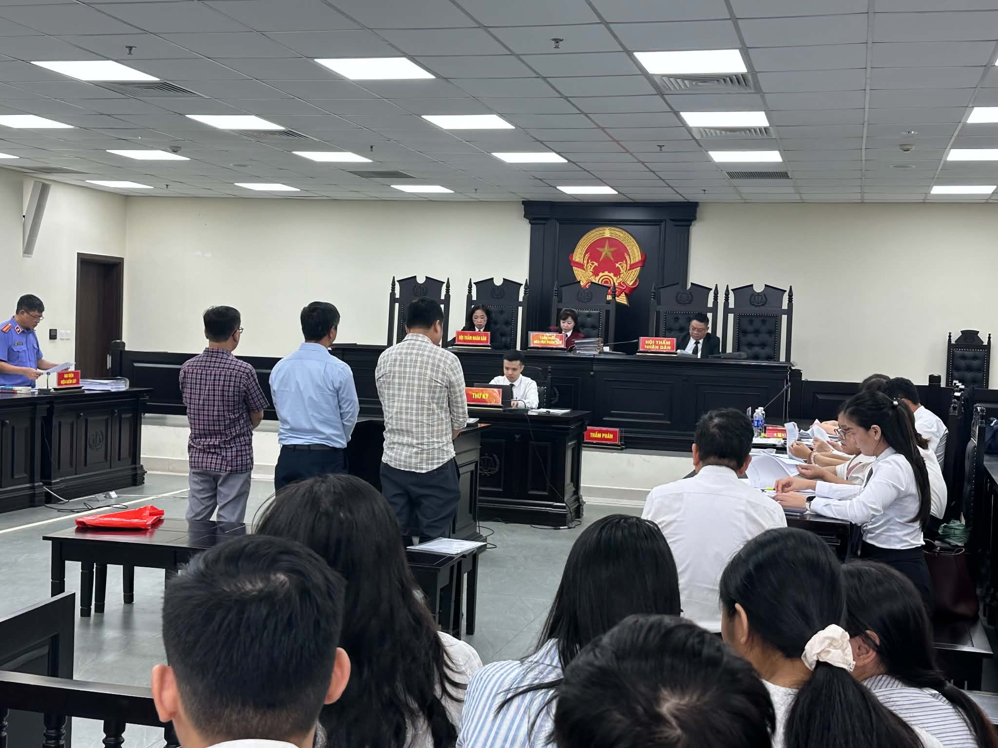 Cựu hiệu trưởng Cao đẳng Du lịch Hà Nội hầu tòa vụ ‘ăn chặn tiền A80’, sinh viên dự kín phòng xử - Ảnh 1.