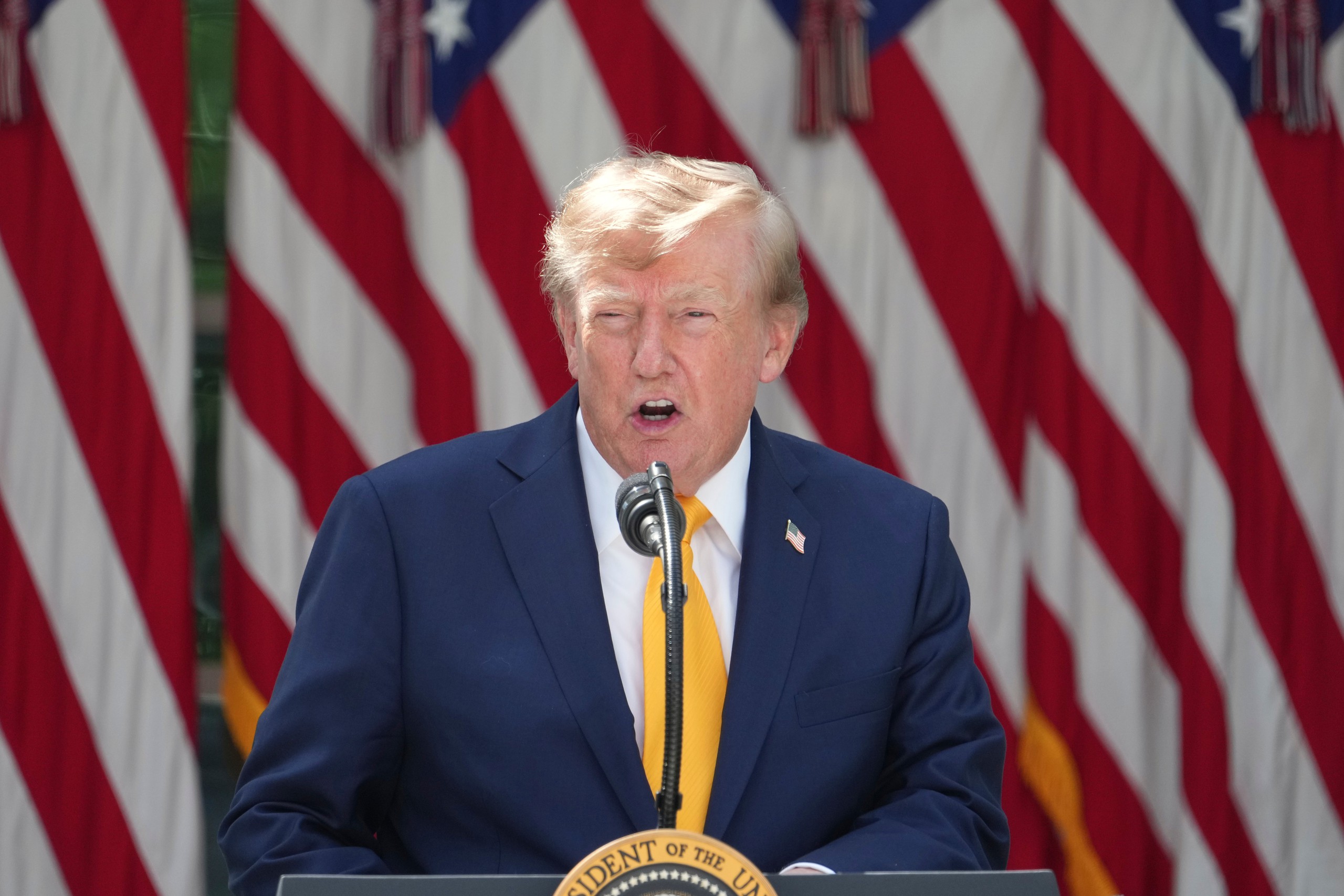 Tin tức thế giới 25-8: Mỹ công bố kế hoạch 'bóp nghẹt' kinh tế Iran; Tín nhiệm ông Trump xuống đáy - Ảnh 1.