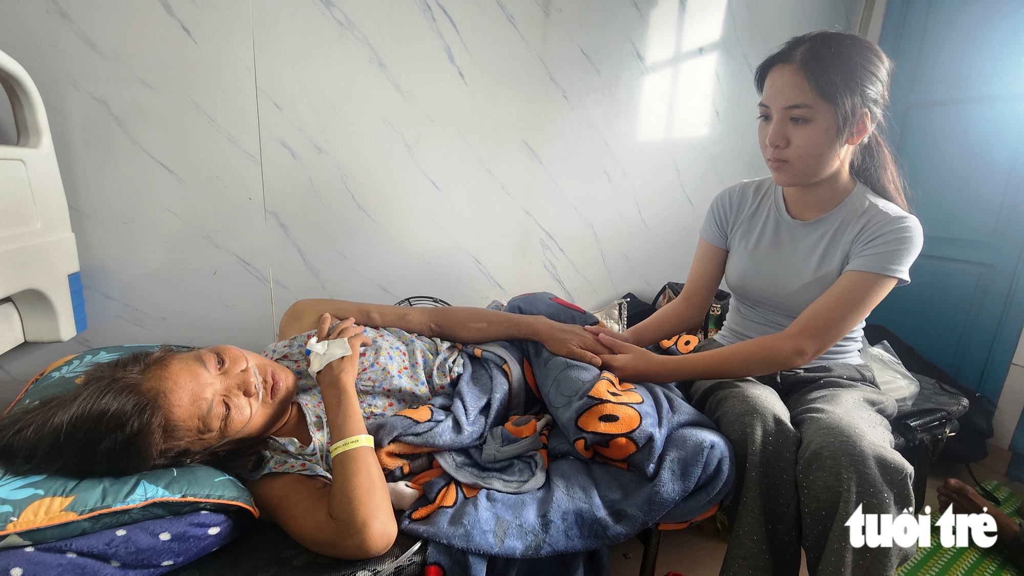Nữ tân sinh viên Bảo Châu: ‘Mẹ ơi, học đại học để tự con có thể cứu được mẹ’ - Ảnh 1.