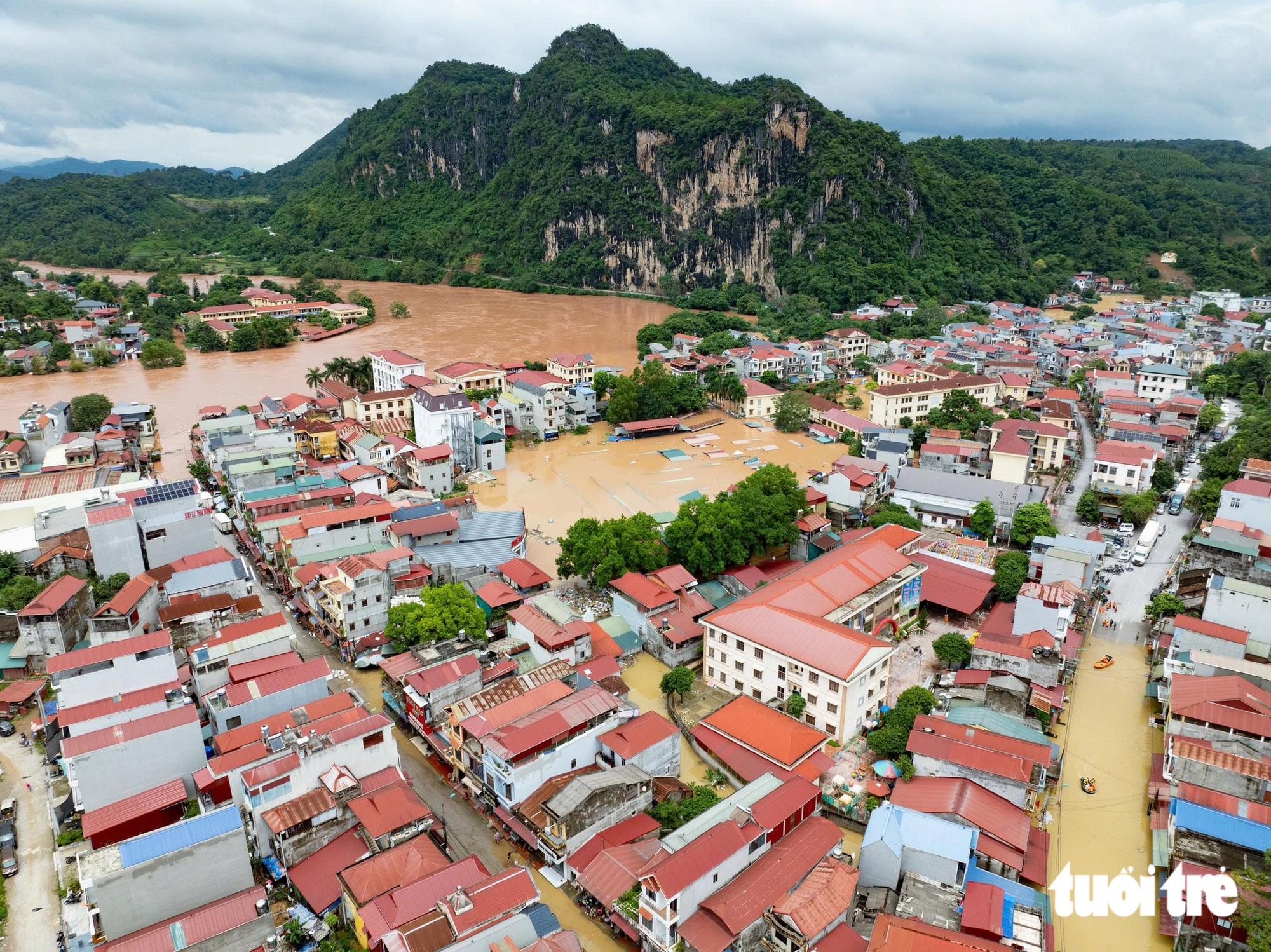 Mẹ bồng con nhỏ mắc kẹt giữa biển nước ở Lạng Sơn - Ảnh 7.