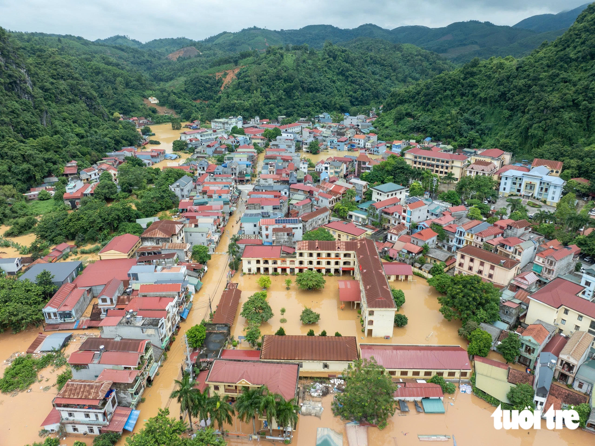 Mẹ bồng con nhỏ mắc kẹt giữa biển nước ở Lạng Sơn - Ảnh 8.