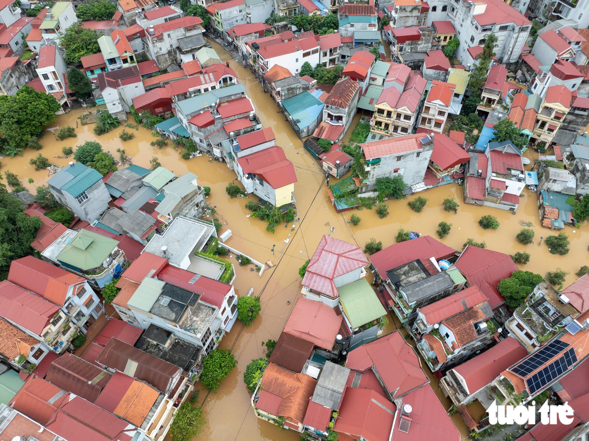 Mẹ bồng con nhỏ mắc kẹt giữa biển nước ở Lạng Sơn - Ảnh 18.