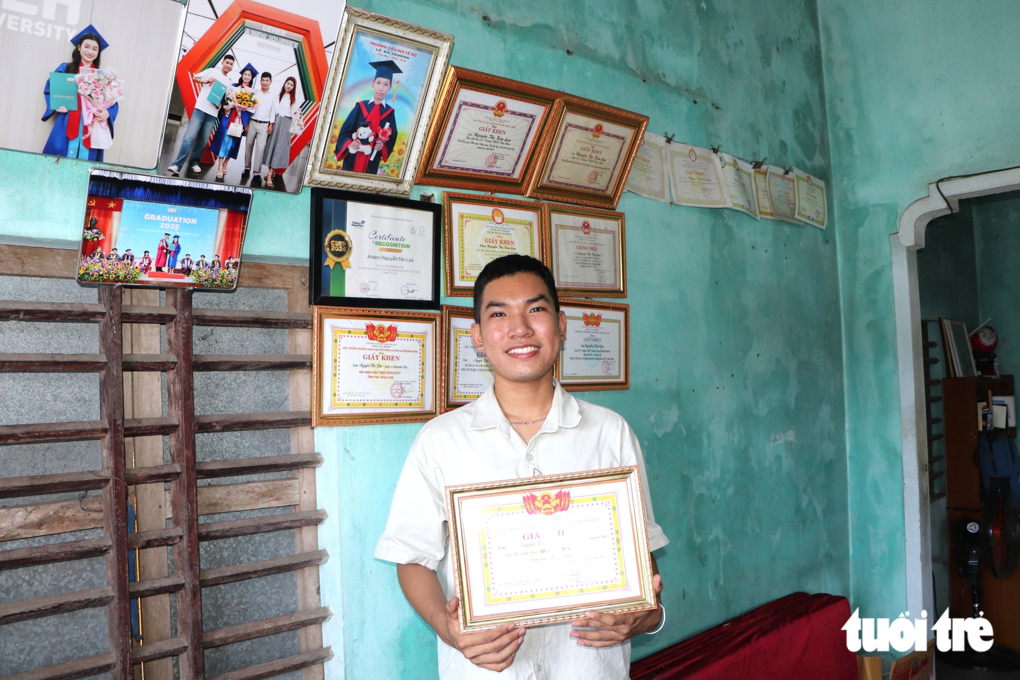 Mồ côi cha, theo mẹ bán ve chai trúng tuyển Đại học Fulbright - Ảnh 1.