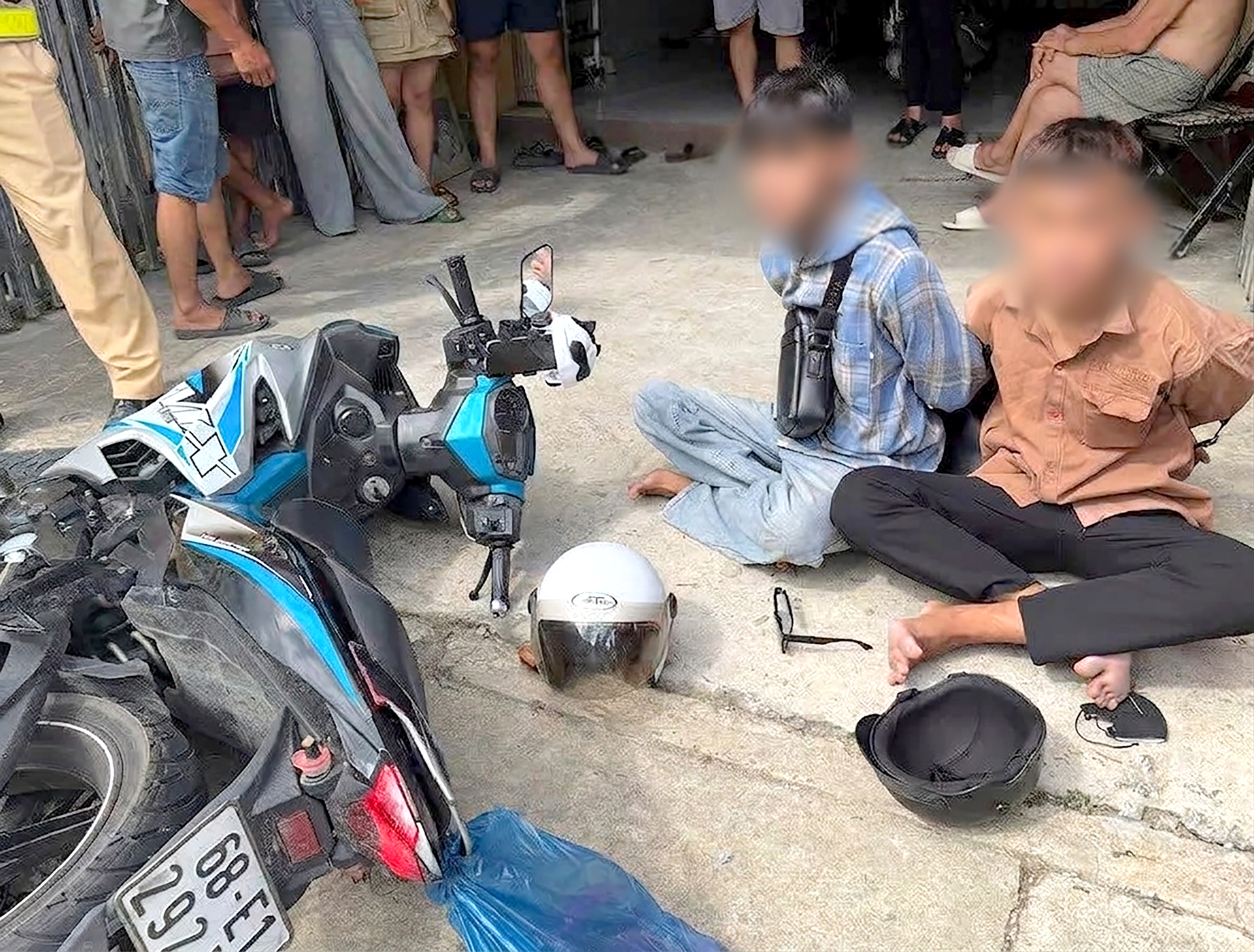 Chặn bắt hai anh em ruột nghi liên quan nhiều vụ cướp giật khi chạy trốn trên quốc lộ 1 - Ảnh 1.