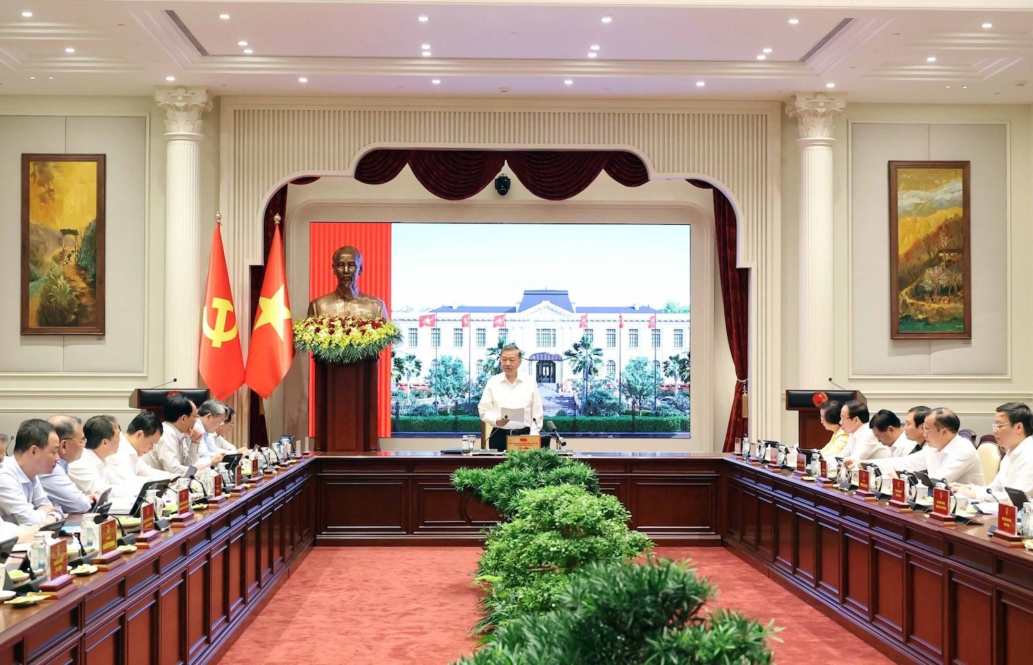 Tổng Bí thư, Chủ tịch nước: Không đồng nhất nhân tài với người có bằng cấp cao, học hàm, học vị, chức vụ - Ảnh 2.